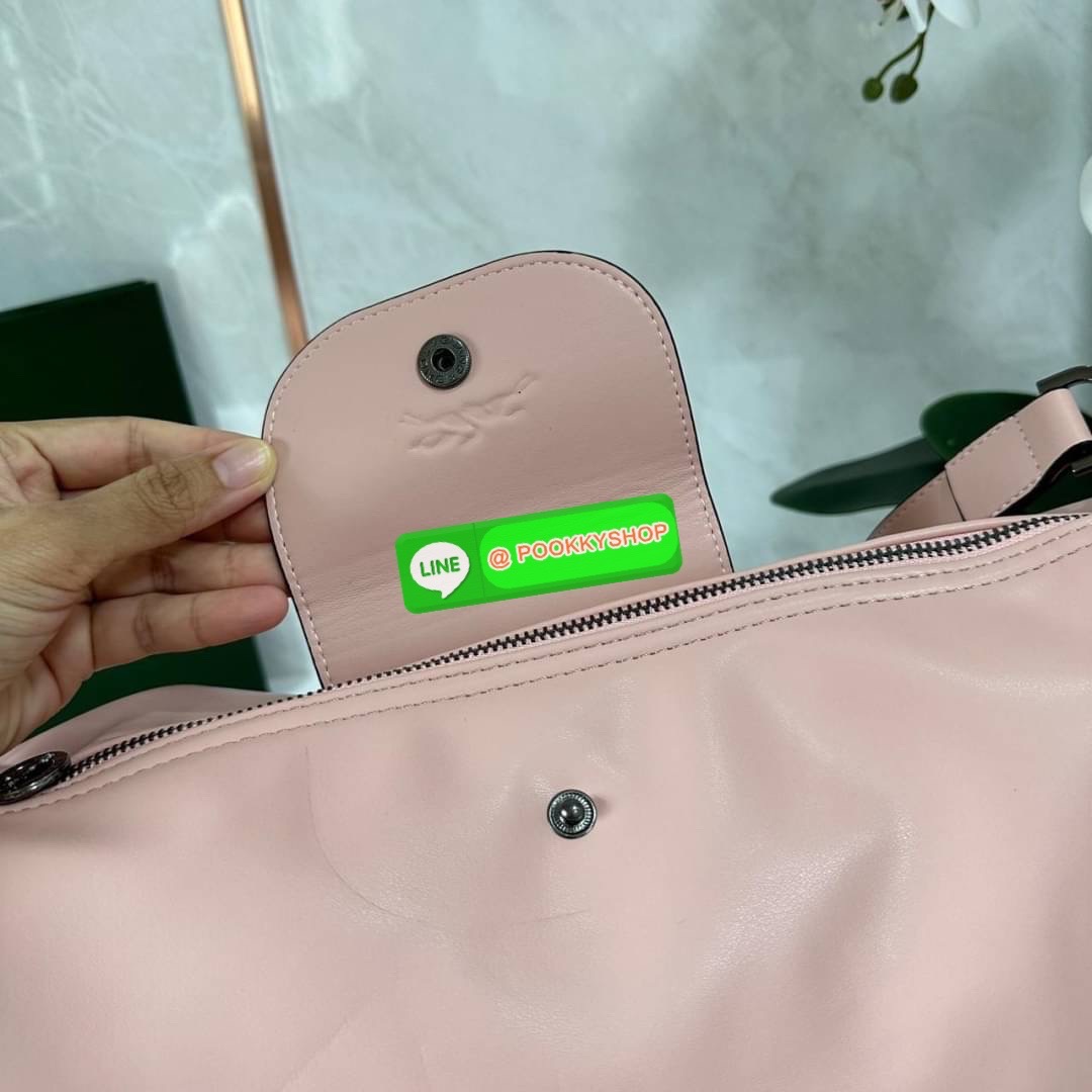 LONGCHAM LE PLIAGE XTRA Hobo bag M กระเป๋าสะพายไหล่ HOBO ออกแบบเพื่อให้ดูเรียบหรูหรา มีความสง่า รูปทรงเก๋ไก๋ วัสดุหนังแกะนิ่มมือ สายสะพายไหล่ปรับระดับได้และถอดออกถือได้ เปิด- ปิด ด้วย ซิป ภายใน ช่องโล่งกว้าง มีช่องซิปแยก ใบใหญ่สามารถใส่ของได้เยอะคะ