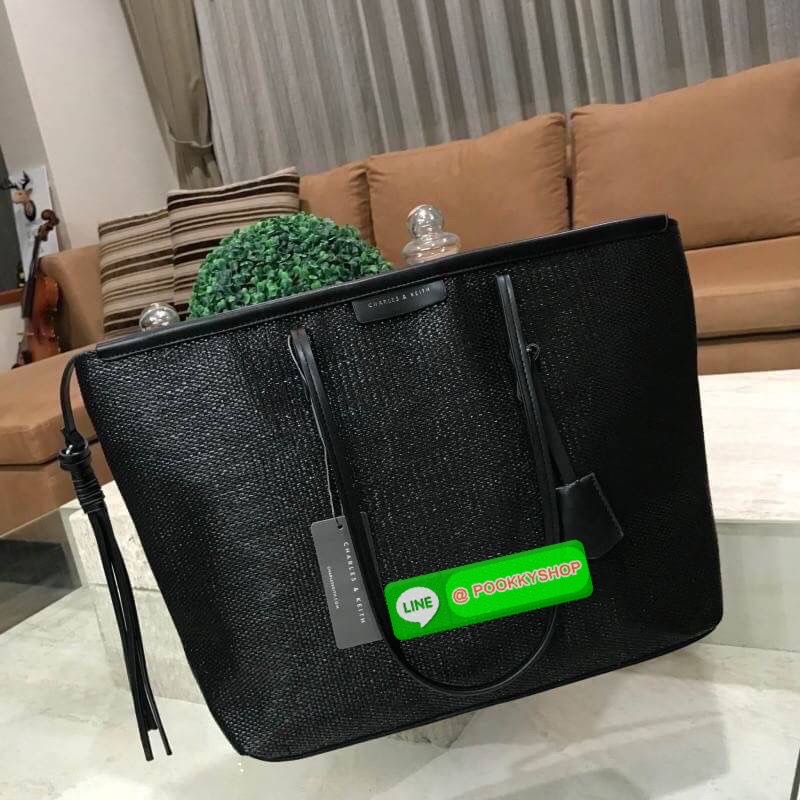 ReStock Best Seller!!! Charles & Keith Black Textured Tote Bag กระเป๋าสะพายทรง Shopping ใบใหญ่จุใจโดดเด่นด้วย Textured สานรอบใบสวยอยู่ทรง น้ำหนักเบา ด้านหน้ามีโลโก้พร้อมTAG พวงกุญแจห้อยที่หูหิ้ว เปิดปิดด้วยซิปพู่หนังสายยาว ภายในกว้างและจุ มีช่องใส่ของและช