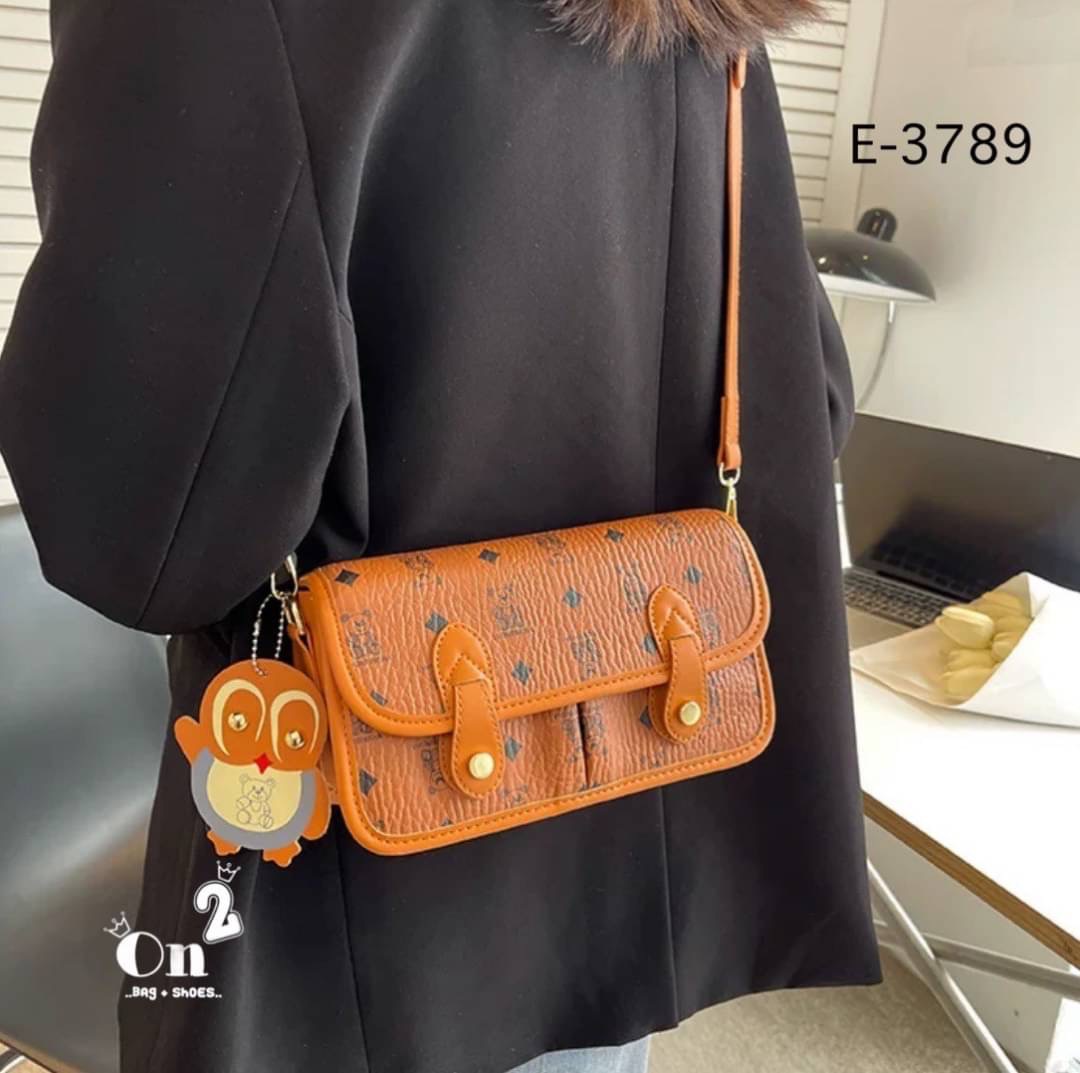 กระเป๋าสะพายข้างทรงแมสเซนเจอร์ เปิดหน้าอะไหล่ทอง มาพร้อมพวงกุญแจ+สายสะพายยาว พร้อมส่ง 3สีค่ะ