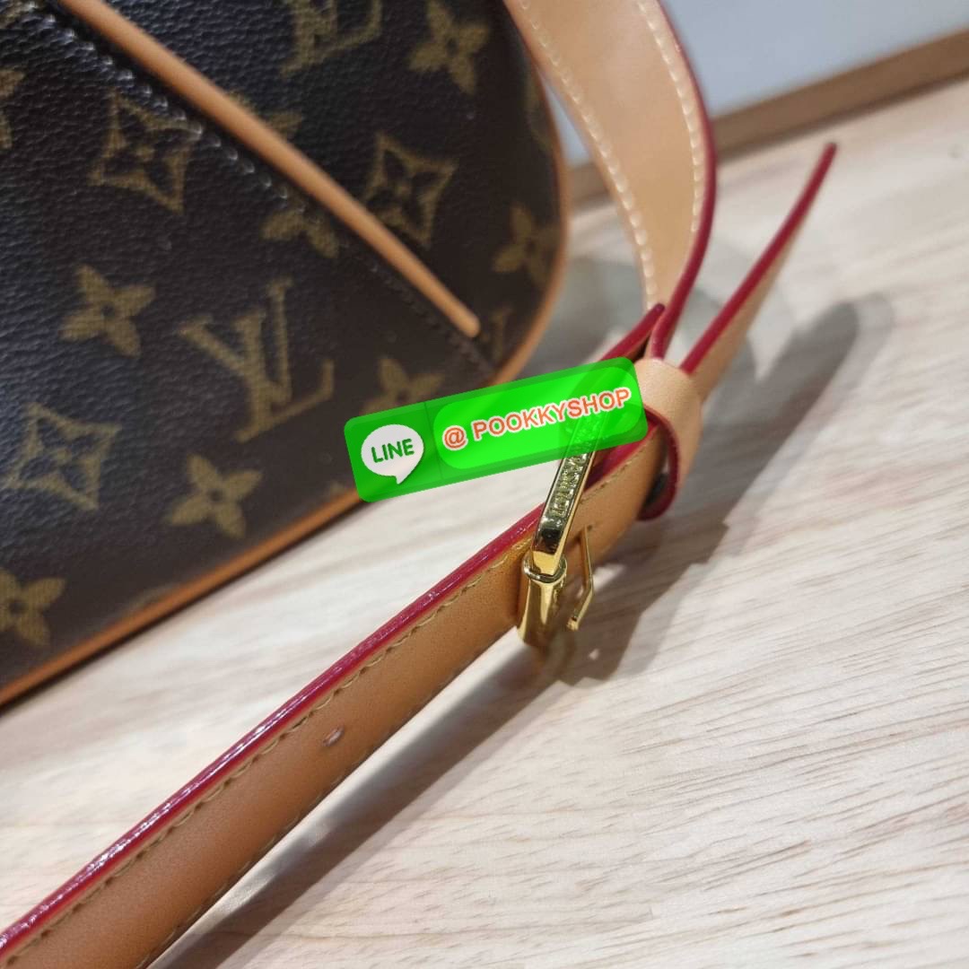 LV THAMES PM BAG กระเป๋าสะพายไหล่รุ่นยอดฮิตทรงพอช ใบใหญ่กำลังดี สวยดีไซน์คลาสสิควินเทจ สายสะพายในตัวใช้งานได้คล่องตัว ปรับได้อีกเล็กน้อย วัสดุหนังแคนวาสทนทาน เปิดปิดด้วยซิป ภายในโล่งใส่ของสำคัญได้ครบ สามารถสะพายแมทช์ได้กับทุกลุค ทุกสไตล์ หรือจะเลือกเป็นกร