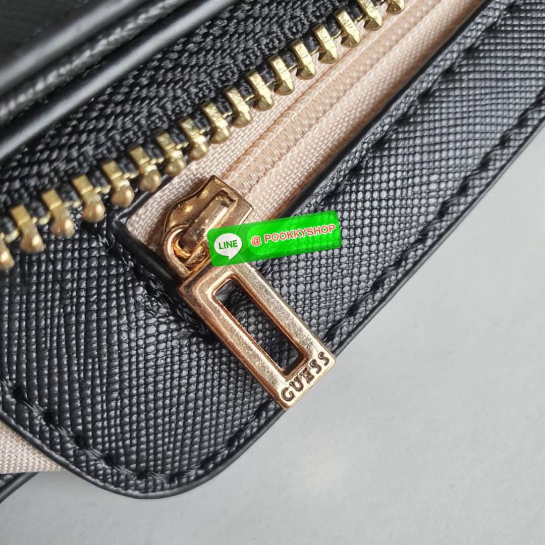 รุ่นใหม่ล่าสุด! GUESS ALEXIE TOP ZIP SHOULDER BAG กระเป๋าทรงยอดฮิต ซื้อ1ได้ถึง2ไอเท็ม วัสดุตัวหนังลาย SAFFIANO สวยหรู เปิดปิดด้วยซิปยาว ด้านในใส่กระเป๋าสตางค์ยาว มือถือได้ทุกรุ่น พร้อมช่องซิปและช่องใส่บัตรแยกให้ เพิ่มความน่ารักด้วย กระเป๋าใส่เหรียญใบเล็กท