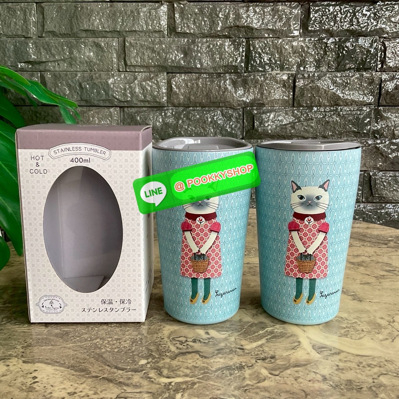 kusuguru Japan Stainless Tumbler Cup แก้วน้ำสแตนเลส ปริมาณสุทธิ 400 ml มาพร้อมกับลายแมวญี่ปุ่นน่ารักๆ แก้วพิมพ์ลาย แมว 2 ด้าน ด้านหน้า และ ด้านหลังแก้วค่ะ เก็บความร้อนเย็นได้ยาวนาน 12 ชม. มีฉนวนกันร้อน/เย็น โครงสร้างคู่สูญญากาศ มีฝาปิด แถบเลื่อนป้องกันน้ำ