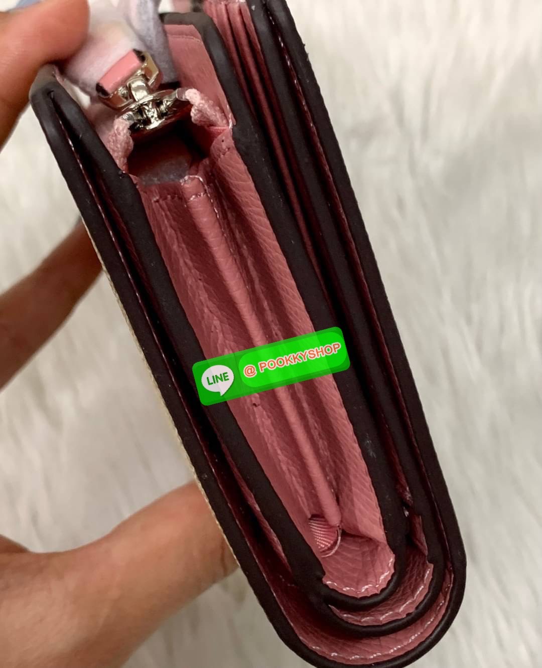 COACH MEDIUM CORNER ZIP WALLET IN SIGNATURE CANVAS ((53562)) 💋กลับมาอีกครั้งค่ะ! กระเป๋าเงินใบกลางหนัง pvc canvas สวยงามค่ะ เปิดปิดช่องหลักด้วยกระดุมภายในมีช่องเสียบบัตรได้ถึง10ช่อง ช่องใส่ธนบัตรหนึ่งช่อง; และช่องซิปสำหรับใส่เหรียญอีกสองช่อง แยกสั