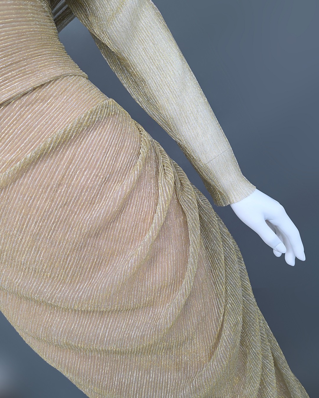 แม็กซี่เดรสเสื้อแขนยาวเปิดไหล่ กระโปรงยาว