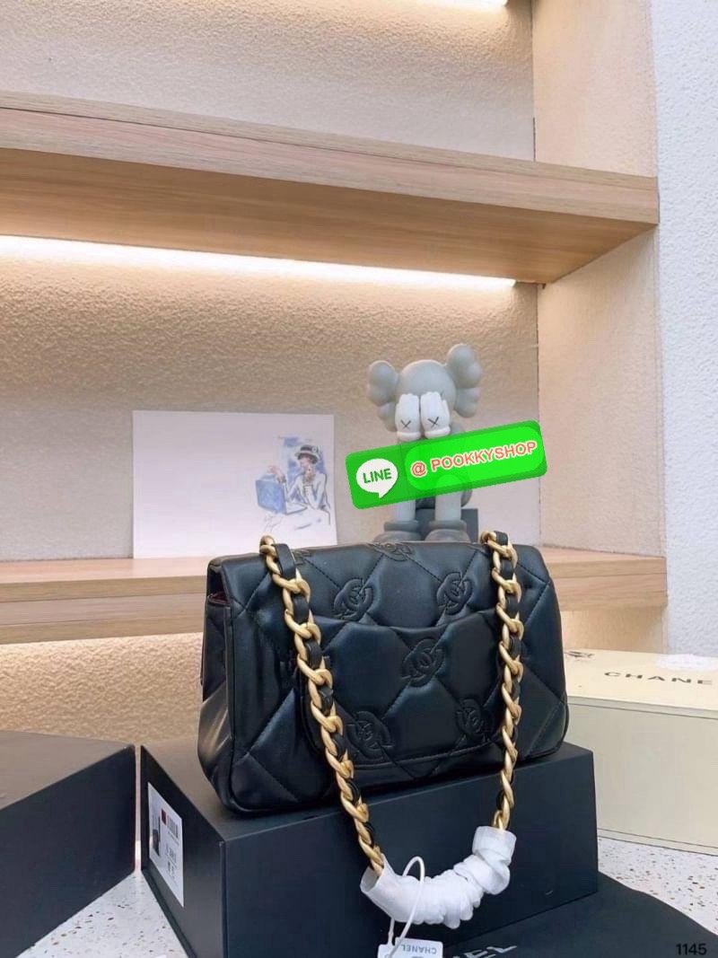 Chanel Flap Bag กระเป๋าสะพายทรงคลาสสิกดีไซส์เป็นเอกลักษณ์ที่ ปั้มโลโก้แบรนด์ที่ตัวกระเป๋า สวยเด่นชัด มาพร้อมสายสะพายโซ่สลับหนังเส้นใหญ่ ทนทาน ดูแพง ชวนสะสม ตอบโจทย์ได้ดีกับทุกสไตล์