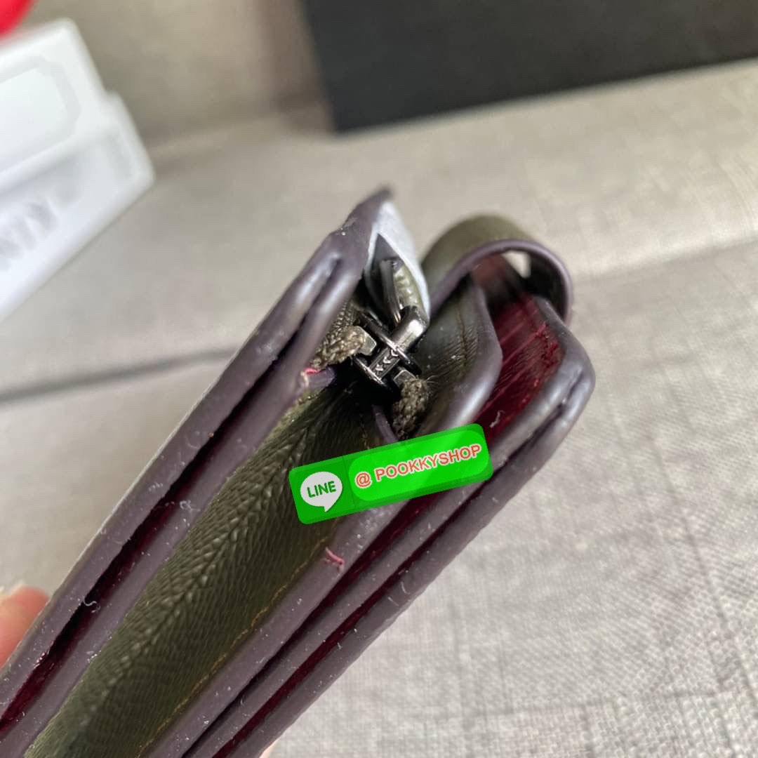 COACH 6390 MEDIUM CORNER ZIP WALLET กระเป๋าสตางค์ใบกลาง สีพื้นเรียบหรู วัสดุcrossgrain ภายในมีช่องใส่บัตรและธนบัตรได้ทุกชนิด มีช่องซิปใส่เหรียญ ขนาดกะทัดรัดพกพาง่าย คนชอบจัดระเบียบกระเป๋าสตางค์แนะนำเลยจ้า