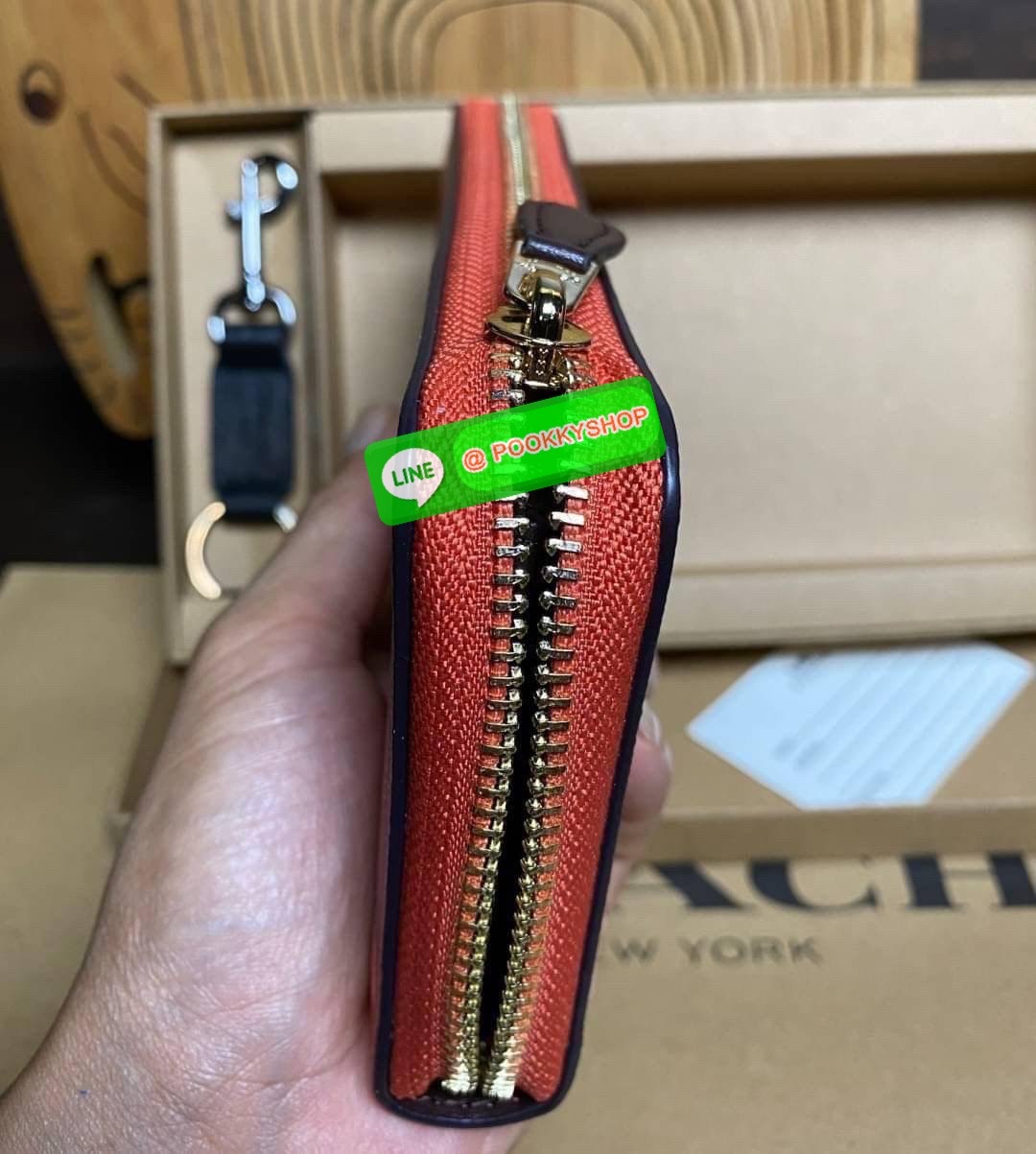 COACH ACCORDION ZIP WALLET IN SIGNATURE CANVAS กระเป๋าสตางค์ใบยาว ซิปรอบ ใช้งานง่าย ด้วยฟังค์ชั้น ด้านใน ใส่บัตรได้จุใจ มีช่องซิปใส่เหรียญตรงกลาง โดนใจหลายๆคนไปเรียบร้อยและคลาสสิค เรียบหรูดูแพงตลอดกาล ยกให้รุ่นนี้เลย