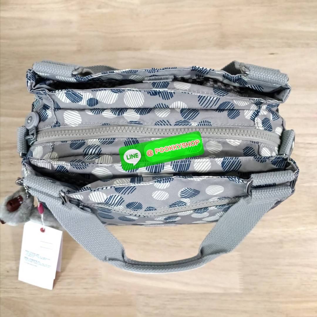 KIPLING ELISE HANDBAG กระเป๋าถือและสะพายไหล่ วัสดุ Nylon +Polyester ขนาดกำลังพอดี จุของได้มาก มีหูจับสองสาย ถือสะดวก น้ำหนักเบา มีช่องซิป ด้านหน้า ช่อง กระเป๋าหลักเปิด-ปิดด้วยซิป มี3 ช่องว่างใส่ของได้จุมากๆ ใส่มือถือได้ กระเป๋าสตางค์ใบยาว และ เครื่องสำอาง