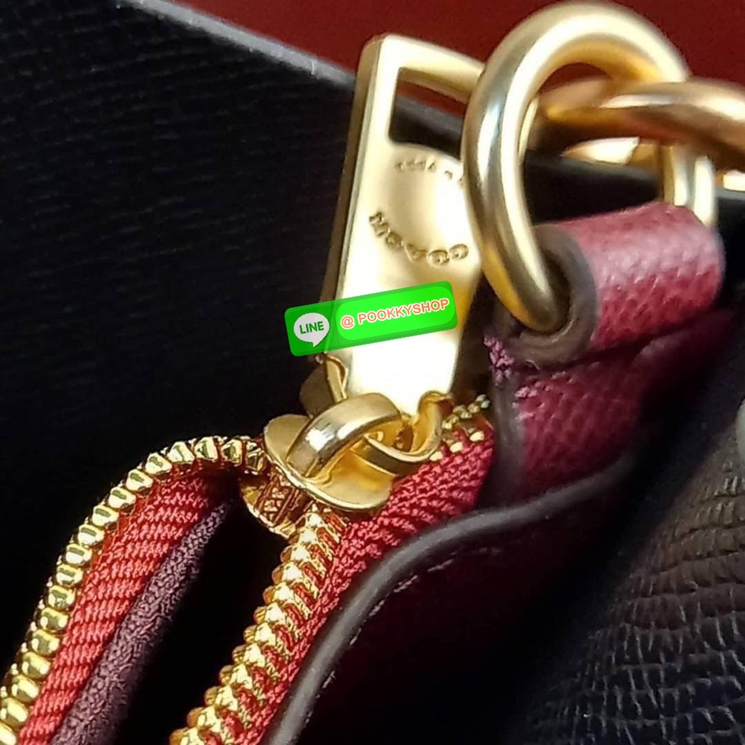 NEW IN ไม่หลงรัก ทำไงไหว COACH MOLLIE TOTE 25 IN SIGNATURE CANVAS WITH SNOOPY (COACH C4250) กระเป๋าถือ กระเป๋าสะพาย รุ่นฮิต พิมพ์ลาย น่ารักเกินเบอร์ได้อีก// ขนาดเหมาะมือ มีสายสะพายยาว ถอดและปรับระดับได้ //วัสดุแคนวาส ผสมหนังแท้ ขึ้นทรงสวย ลาย SIGNATURE ด้