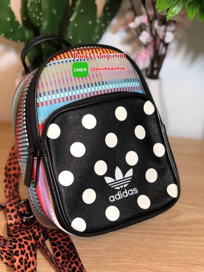 ADIDAS MINI BACKPACK กระเป๋าเป้หรือสะพายหนังPu คุณภาพดี สไตล์ Sport ขนาดมินิ น้ำหนักเบา ด้านหน้ามีโล้โก้และช่องซิป เปิดปิดด้วยซิปสะดวกใช้ หัวซิปแบรนด์ ภายในมีช่องใส่ของ หูจับถนัดมือ สายสะพายปรับได้ตามต้องการ สามารถสะพายเป็นเป้ หรือกระเป๋าสะพาย Crossbody ใ