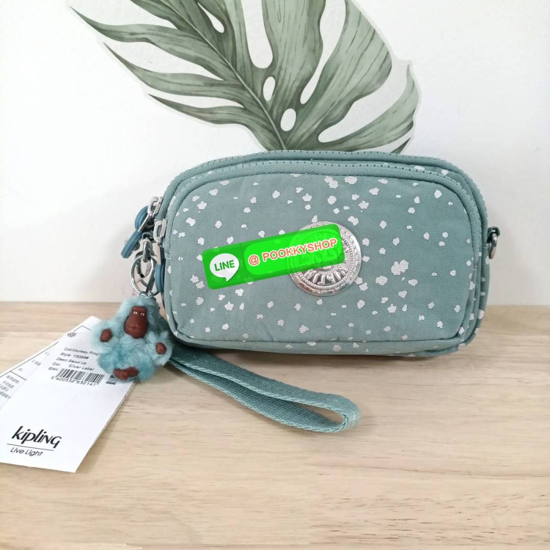 KIPLING Monkey program Seoul up clutch & sling bag รุ่น 2 ซิป (ขนาด 7 นิ้ว) กระเป๋าคล้องมือ หรือ สะพายข้าง ขนาดเล็ก วัสดุ Nylon & Polyester 100% ใช้งานได้ 2 รูปแบบ มีสายสลับเปลี่ยนได้ทั้งแบบคล้องมือ และ สะพายข้าง ตามโอกาสการใช้งาน