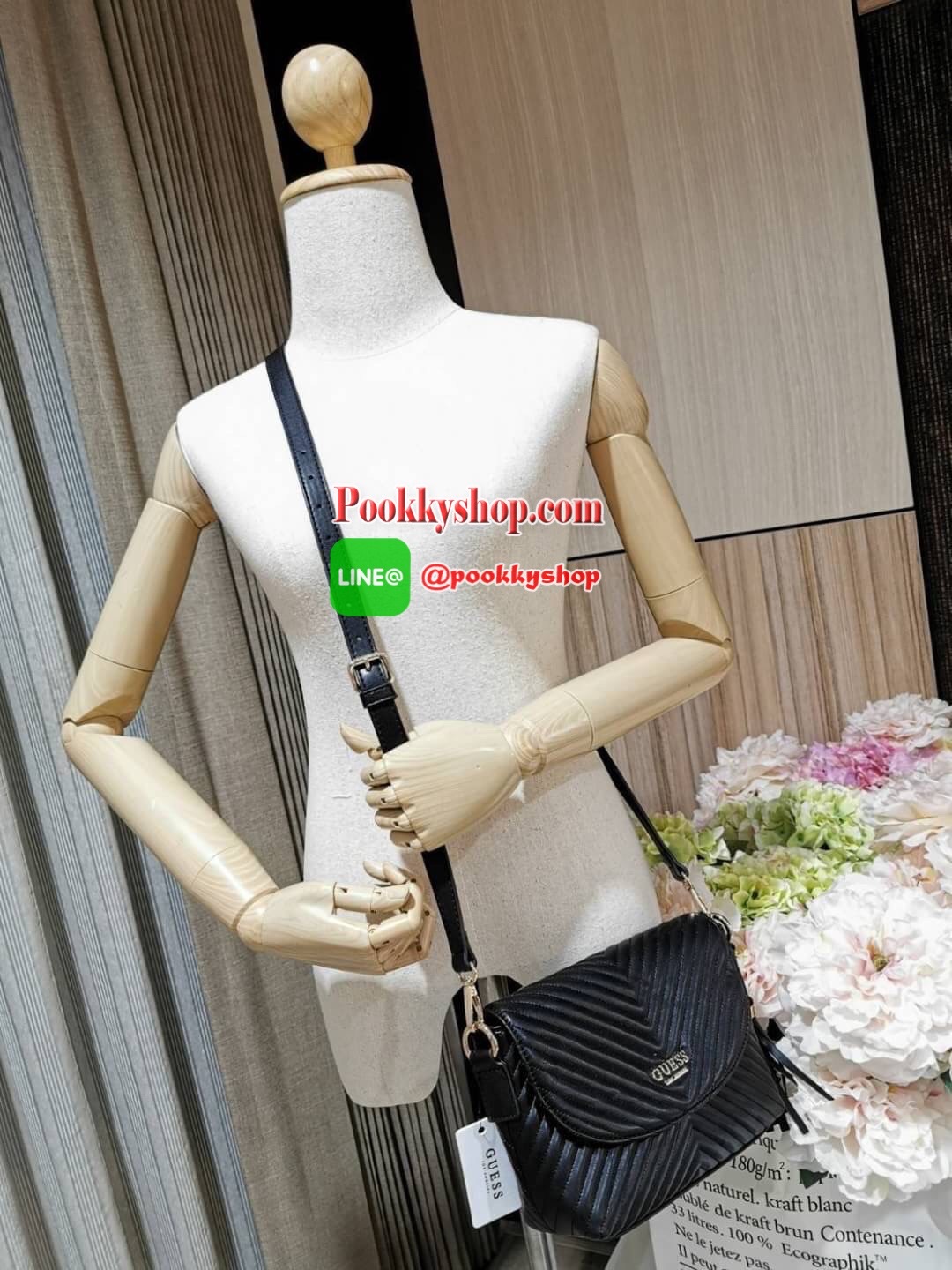 NEW! GUESS CROSSBODY BAG กระเป๋าสะพายรุ่นใหม่ล่าสุดดีไซน์คลาสสิควัสดุหนังนิ่มเดินเส้นลายตารางสวยอยู่ทรงด้านหน้าประดับโลโก้ GUESS เปิดปิดด้วยฝาปิดกระดุมแม่เหล็กประดับด้วยพู่หนัง ภายในมีโลโก้และช่องซิป กว้างและจุใส่กระเป๋าสตางค์ มือถือ ของจุกจิกได้เยอะ สายส