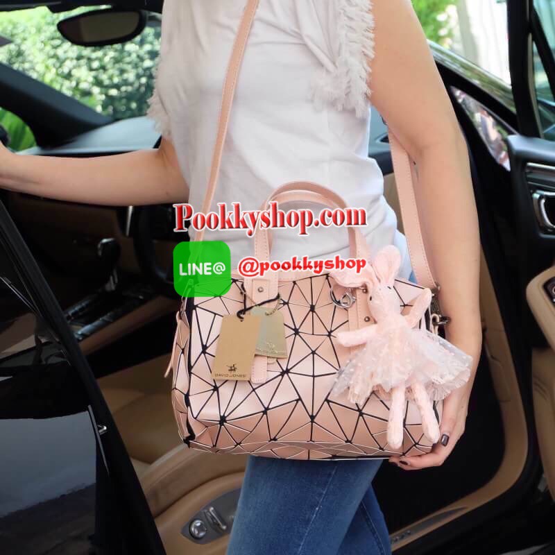 สีเข้าใหม่รุ่น หายากคะ ทรง speedy ขายดี น่ารักมาก 3 สี น่ารักมากรับประกันเลยค่า พร้อมกระต่าย polka dot เข้า set เลิศคะ กระเป๋า จากแบรนด์ David Jones กระเป๋าสะพายข้างดีไซน์เกร๋มาก สีสวยหรูมาก ขนาดกะลังดีเลย น้ำหนักเบามากคะ ภายในมีช่องเก็บของจุกจิกได้ มีถุง