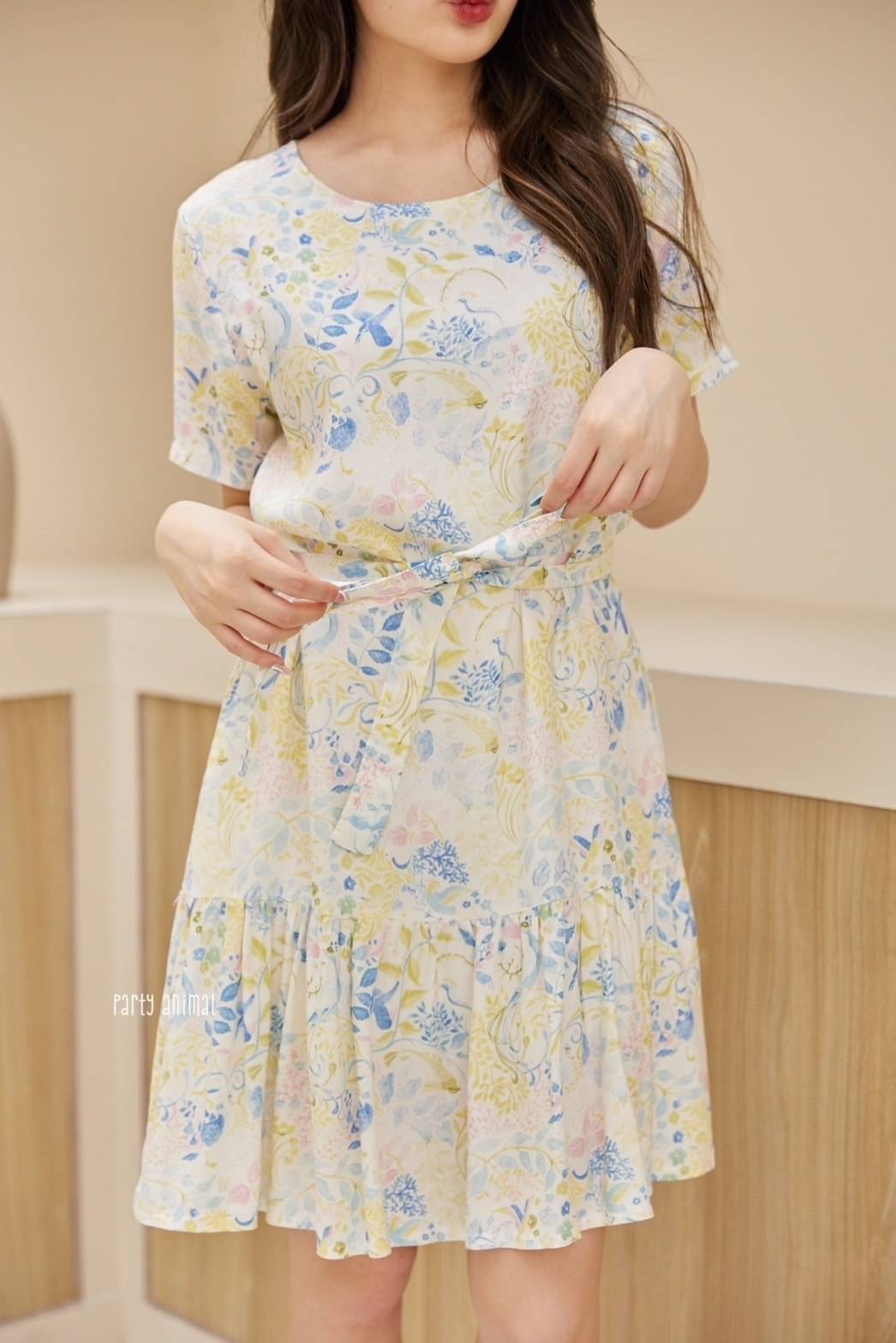 รอบนี้เป็นลายดอกไม้สีน่ารักมากค้าา เดรสคอกลมทรงแขนสั้นต่อชายระบาย ทรงน่ารักใส่ได้บ่อยๆค่ะ ผ้า cotton เนื้อนุ่มใส่สบายค่ะ มีซับในตัวให้ด้วย ซิปหลัง มีกระเป๋าล้วงด้านข้าง มาพร้อมสายผูกเอวค้า