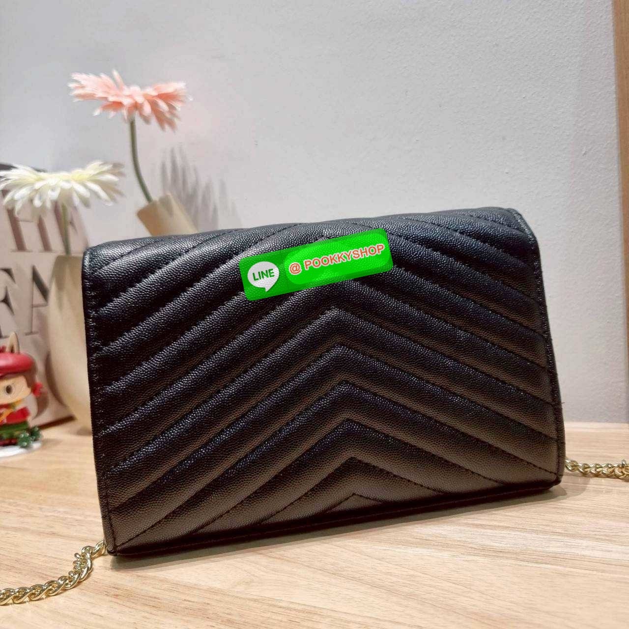 🔆 Model YSL clutch bag with chain ไม่เคยผิดหวังจริงๆ!! กับรุ่นที่สาวๆรู้กัน กระเป๋าสะพายพรีเมี่ยมกิ๊ฟ จากเคาน์เตอร์ vip dutyfree ทรง woc สุดฮอต ดีไซน์เรียบหรู โดดเด่นด้วยโลโก้ด้านหน้า เพิ่มดีเทลความผู้ดี ใช้งานง่ายเพียงแค่เปิด-ปิดด้วยกระดุมแม่เหล็