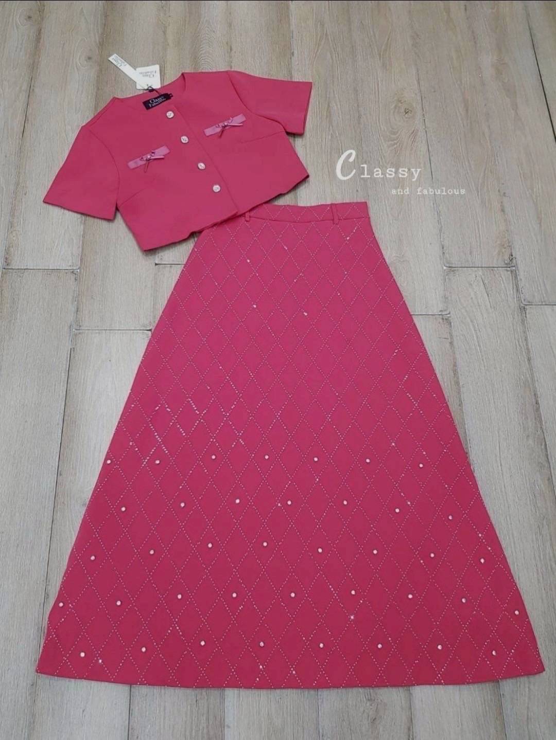 ชุดเซทแฟชั่น set เสื้อผ้าพื้นคอกลมแขนสั้นติดโบว์กระดุมเพชรด้านหน้า + กระโปรงยาวเพชร