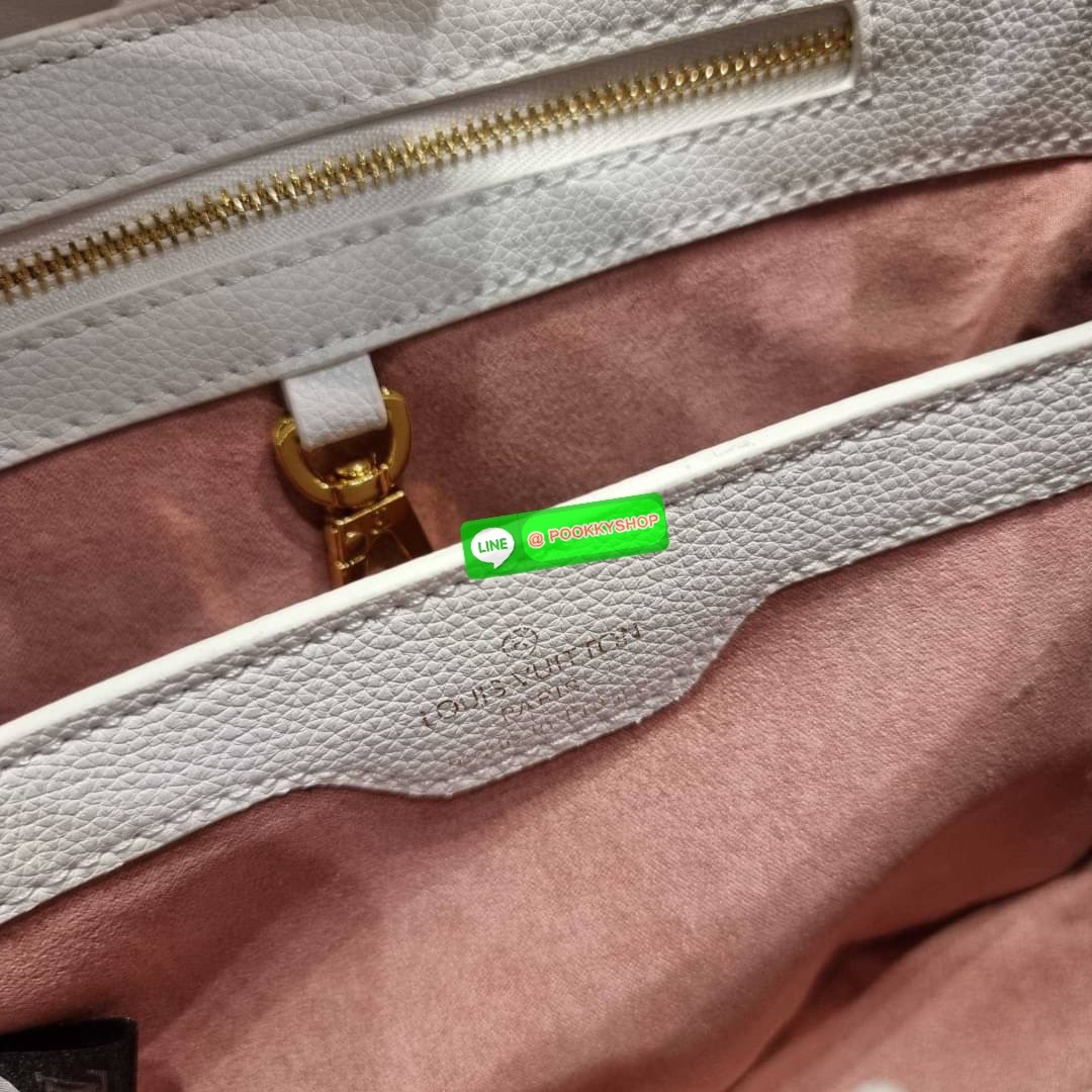 NEW IN!! LV capucines top handle วีไอพีพรีเมี่ยมกิ๊ฟจากเคาน์เตอร์ ที่สุดของความสวยในราคาเบาๆ กระเป๋าถือสุดหรู ดีไซน์ทรงคลาสสิค พร้อมลวดลายหรูหรา มาพร้อมหูจับในตัว ด้วยรูปทรงวินเทจและวัสดุหนังแท้ ขับผิว ทำให้ไอเท็มนี้สะกดทุกสายตาจริงๆ และยังมีลูกเล่นที่ฝาป