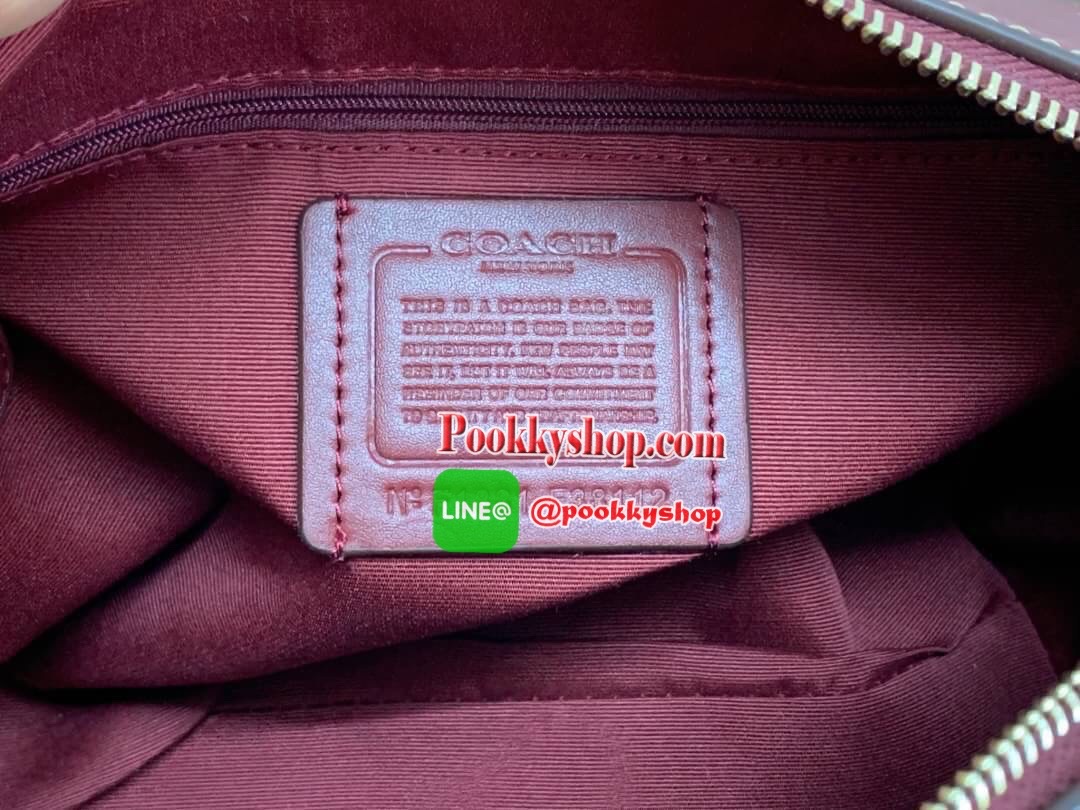 COACH IVIE BENNETT SATCHEL IN SIGNATURE JACQUARD BAG ✔️วัสดุผ้าJACQUARD +pvc ✔️ป้ายห้อยเป็นโลหะแบรนด์ ✔️เปิดปิดกระเป๋าแบบซิป ภายในใส่กระเป๋าสตางค์ใบยาวได้ ของอื่นๆจุค่ะรุ่นนี้ ✔️สายสะพายถอดออกได้ เลื่อนปรับระดับได้นะคะ