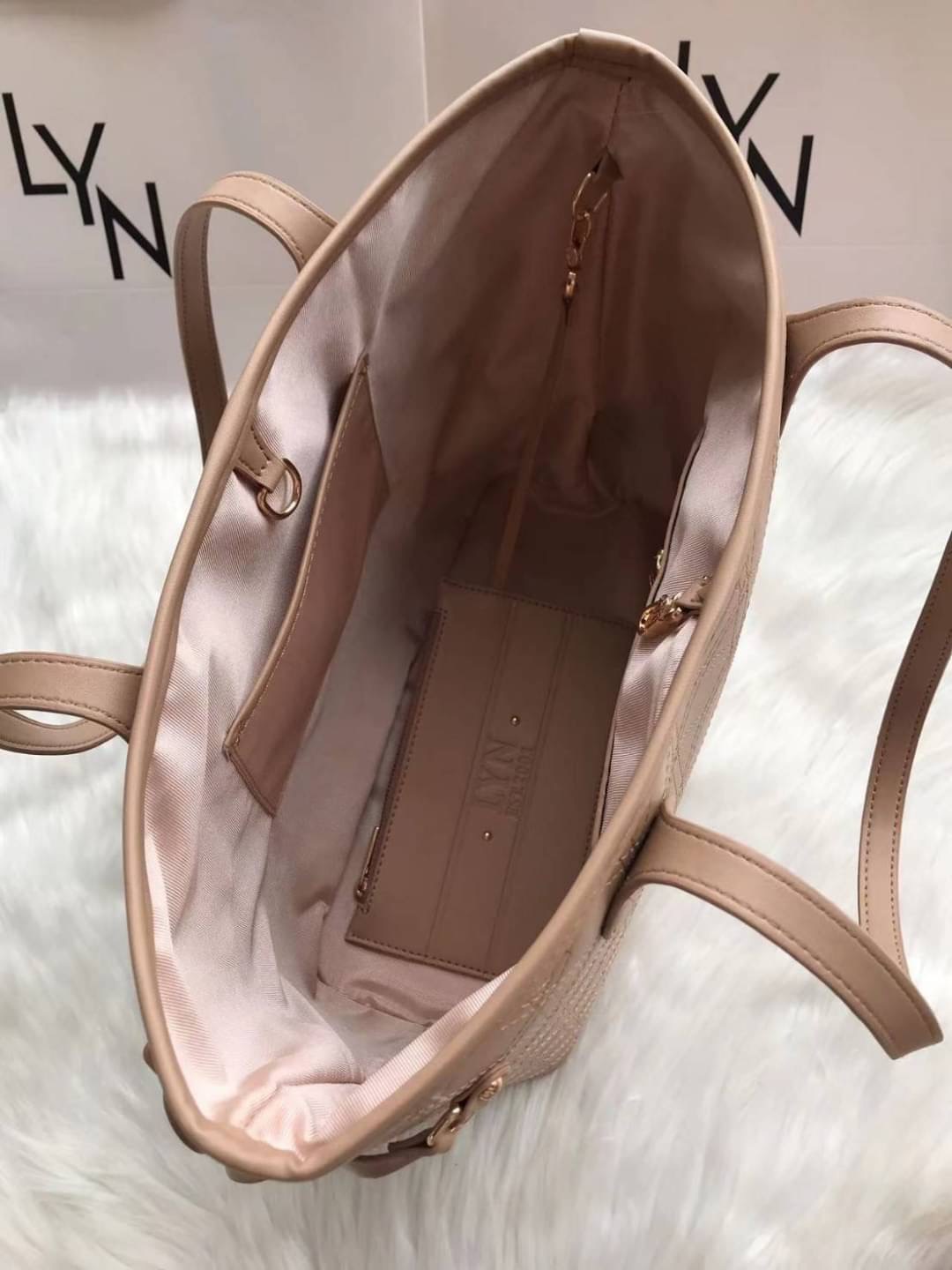 LYN สะพายข้าง ทรงช็อปปิ้ง ด้านในโล่งกว้างจุของได้เยอะ มีช่องซิปเล็กๆ นะคะ