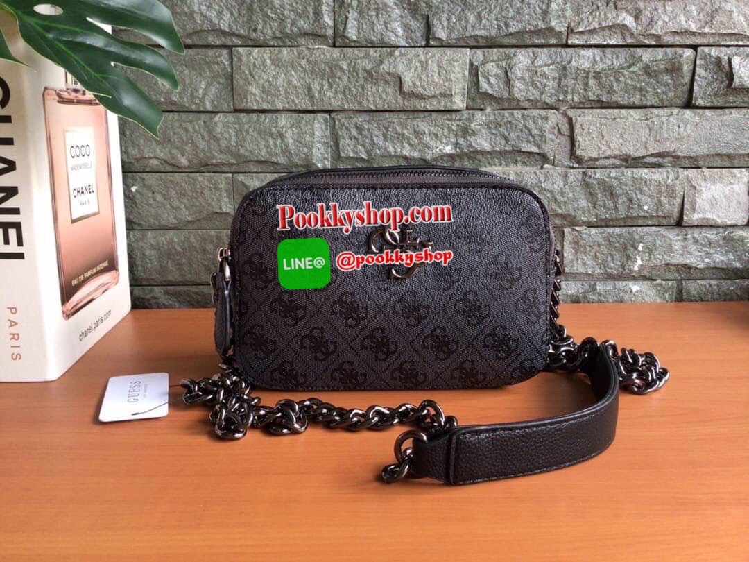 GUESS NOELLE CROSSBODY CAMERA BAG กระเป๋าสะพาย Crossbody รุ่นยอดนิยมหนังเรียบ และ หนังลาย Signature แบรนด์รอบใบ สวยอยู่ทรง ขนาดกำลังดี ด้านหน้ามีโลโก้แบรนด์ เปิดปิดด้วยซิปสะดวกใช้ แบ่งเป็น 2 ช่องซิป ภายในมีโลโก้ซับในลายแบรนด์ ภายในแยกเป็นสัดส่วนใช้งาน ใส่