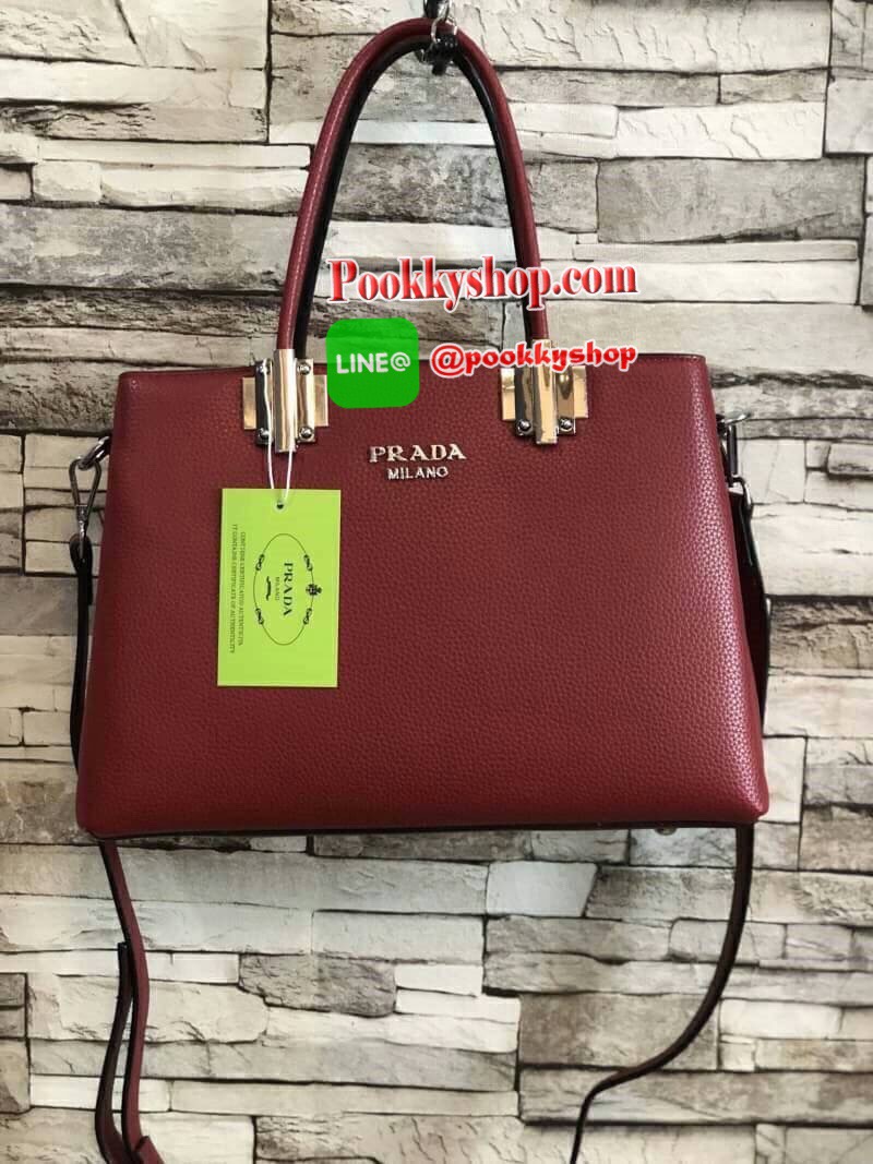 งานพรีเมี่ยมกิ้ฟ จากเคาเตอร์ต่างประเทศค่ะ รุ่น Limited edition ค่า ได้ กระเป๋าอเนกประสงค์ ทรงสวยจากแบรนด์ PRADA มาค่า เป็น กระเป๋าหนังลายลิ้นจี่ ใบนี้มีสายยาวให้ค่ะ เลิศมาก สะพายเป็น shoulder bag หรือ ถือได้ค่ะ ขนาดใบใหญ่ค่ะ ใช้แล้วสวยมากๆ อะไหล่silver ซิ