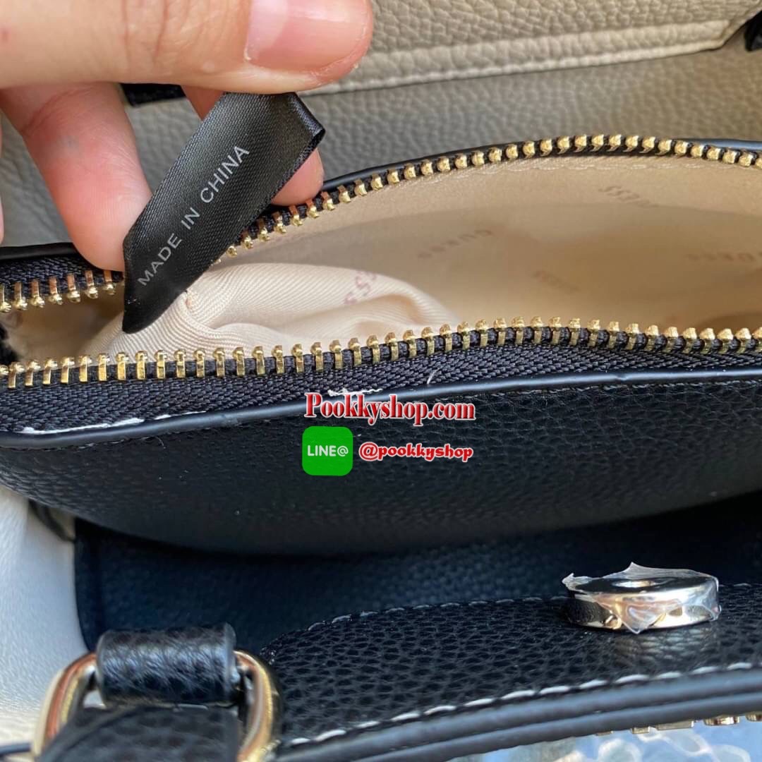 Guess Aretha Mini Satchel กระเป๋าขนาดกระทัดรัด วัสดุทำจากหนัง PU สังเคราะห์นุ่มมือมาก น้ำหนักเบา โลโก้แบรนด์สีทองด้านหน้าดูหรูหรา สายผ้าแคนวาสถอดได้ ด้านในแบ่งเป็นสัดส่วน มีซิป น่ารักมากๆค่ะรุ่นนี้