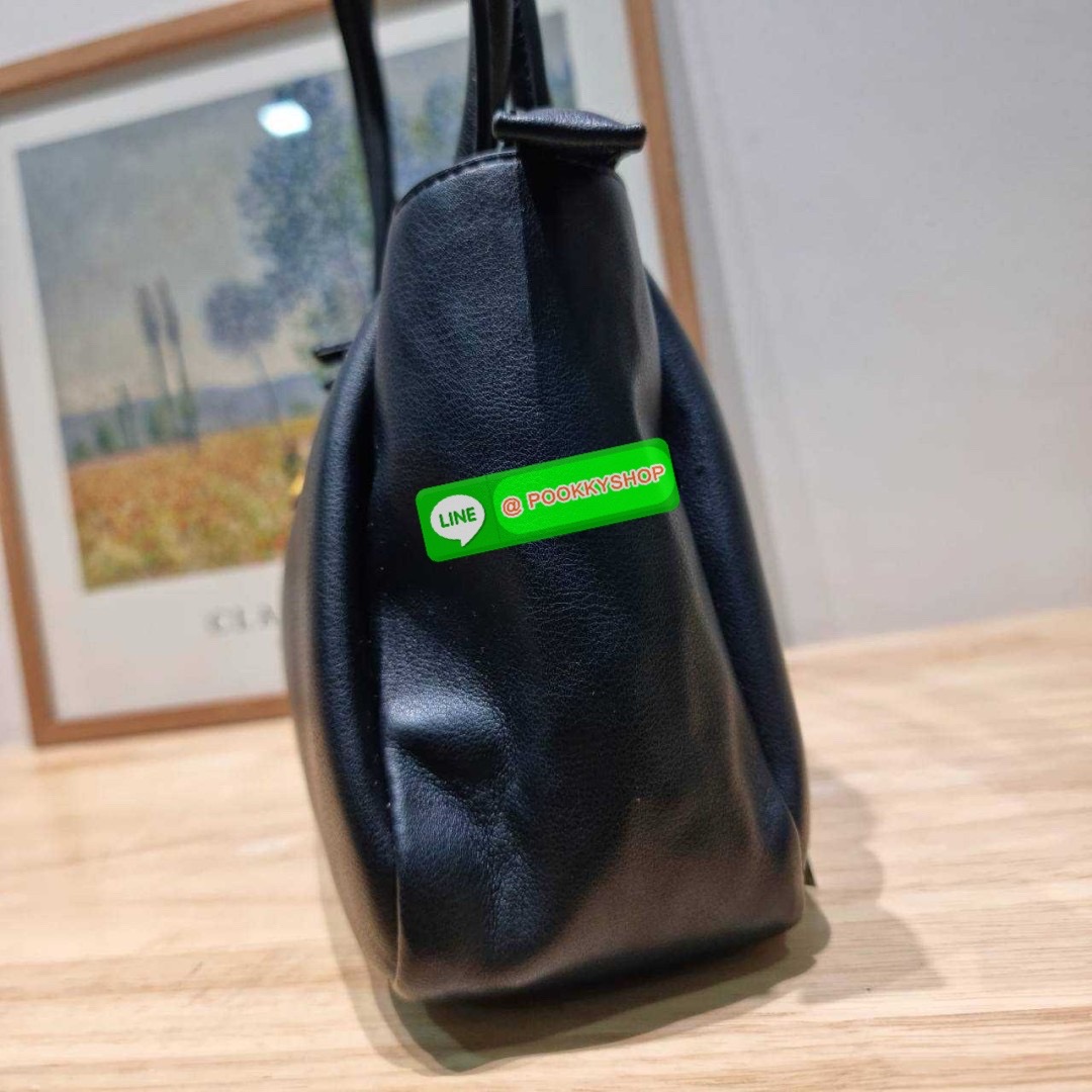 PRADA MEDIUM LEATHER HANDBAG 🔆 Details สะเทือนวงการแฟชั่นแบบสุด! กับกระเป๋าสะพายไหล่พรีเมี่ยมกิ๊ฟ ดีไซน์เก๋และมาแรงมาก สาวๆหนุ่มๆติดแกลมต้องไม่พลาด สวยดูแพง หูสะพายคล้องไหล่สะดวก ปากกระเป๋ามีซิปรูดเปิดปิดง่าย ภายในแบ่งสัดส่วนสวย โล่งกว้าง มีทั้งช่