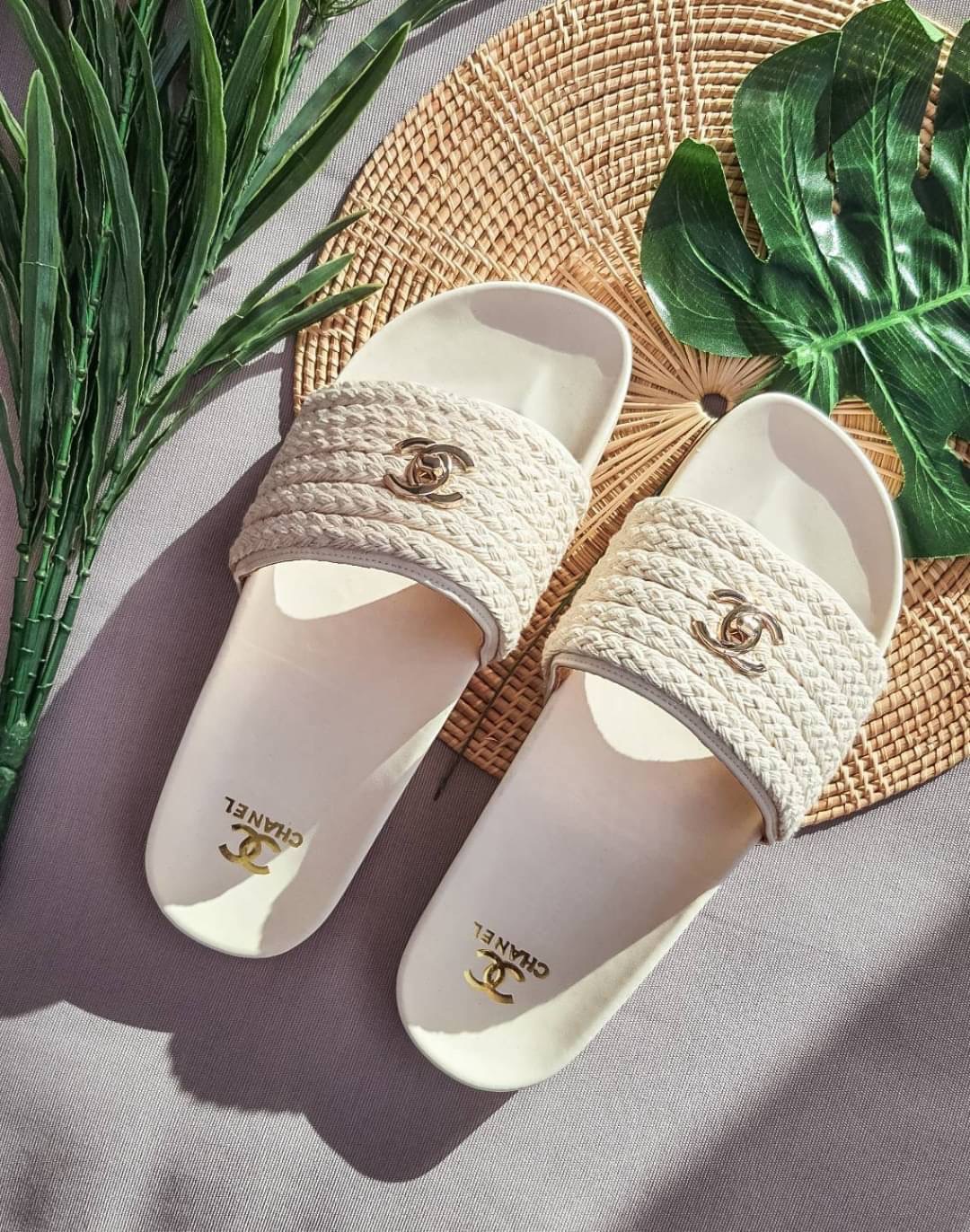 พร้อมส่ง รองเท้าแตะ chanel สีขาวตัวใหม่ โลโก้อะไหล่ทอง พื้นแบรนด์ สวยและนิ่ม ไม่เจ็บเท้า คือดีย์
