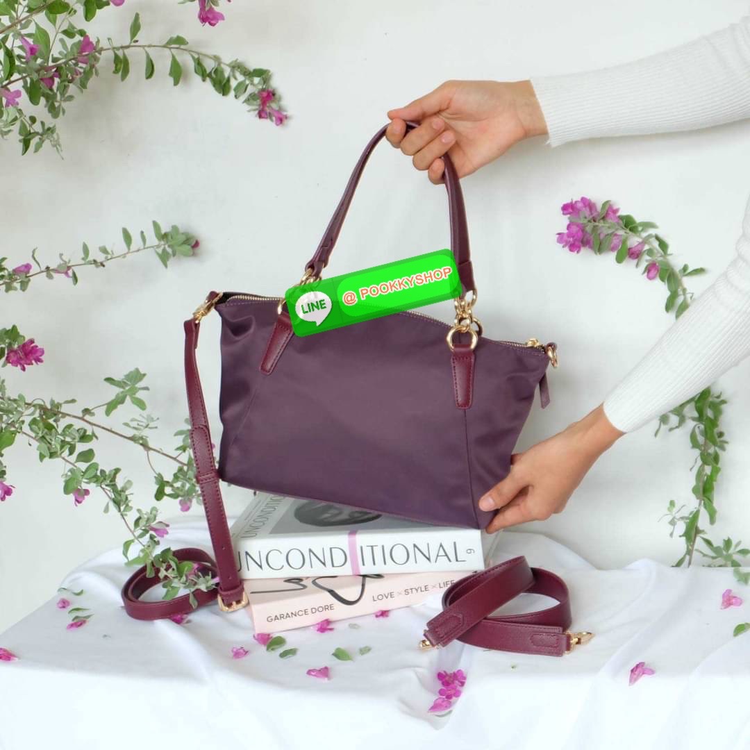 รุ่น KANNY with zipper รุ่นนี้พัฒนาต่อยอดมาจากรุ่น KANNY คอลเลคชั่นเดิมที่เป็นหนึ่งรุ่นที่ขายดีของทางแบรนด์เพราะเป็นกระเป๋าที่ฟังชั่นตอบโจทย์การใช้งานมากที่สุด 📍ตัวกระเป๋าน้ำหนักเบามาก 📍ทำจากไนล่อนนาโนกันน้ำ 📍ทำช่องแบ่งเก็บด้านใน ใ