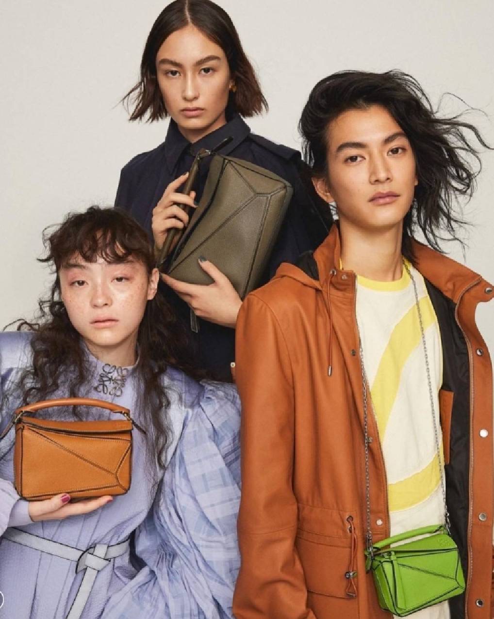 น่ารัก..ไม่ไหวแล้ว LW mini puzzle เห็นแล้วใจหวั่นไหว น่ารักอะไรขนาดนี้ ย่อส่วนได้สมบูรณ์แบบสุดๆ ลงตัวทุกอย่าง ใส่โทรศัพท์ iplus ได้สบายๆ ยังเหลือเนื้อที่ใส่ของได้อีกเยอะ รีบเลยน้า สวยๆทุกสี