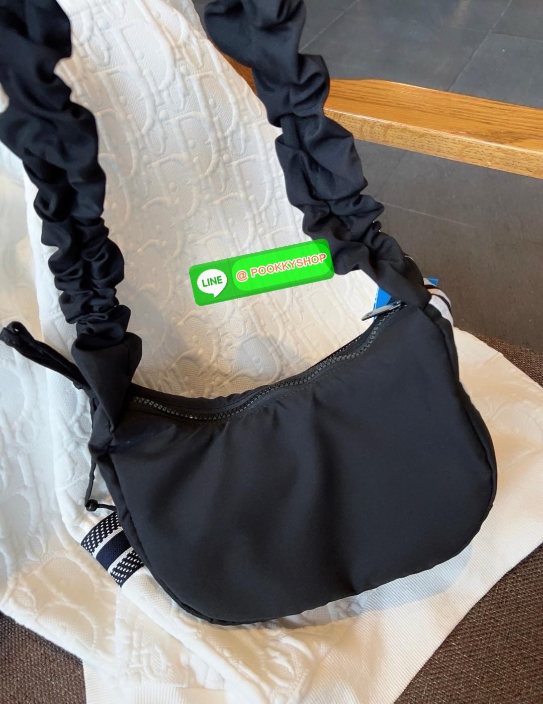 Rare items! ในเวปรุ่นนี้ขายเกือบๆ3พันจ้าา ADIDAS ORIGINAL NYLON BAG 2024 ยังมีพร้อมส่ง! สวยจึ้งมากๆค่าสาวๆ กระเป๋าแนววสปอร์ตจากอดิดาส ไม่ตกเทรน วันไหนๆจะพกพาในไทยหรือ ตปท.ได้หมด วัสดุไนล่อนเสริมนวมอย่างดี ขนาดกลางๆ ค่ะ