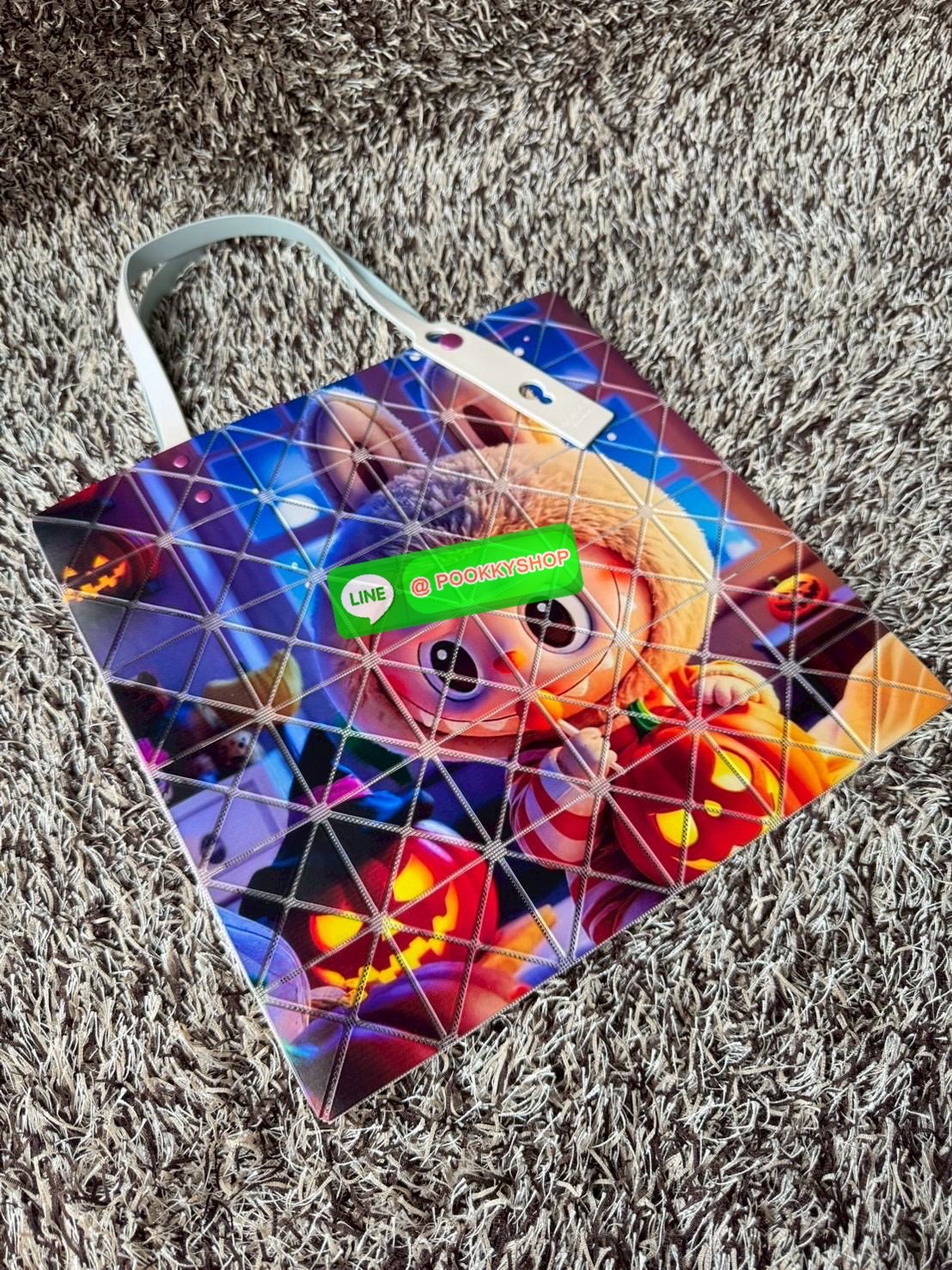 Baobao Issey Miyake x Labubu tote bag อีกหนึ่งซีรีย์สุดลิมิเตทที่น่าสะสม กำลังเป็นกระแสสำหรับ Labubu อาร์ตทอยชื่อดังที่ทุกคนรู้จัก คอลเลคชั่นนี้สื่อถึงความรู้สึกอารมณ์ผ่านตัวละครออกมาได้ดีเลยทีเดียว เป็นกระเป๋า ที่เหมาะกับการใช้งานในชีวิตประจำวัน ด้วยขนาด