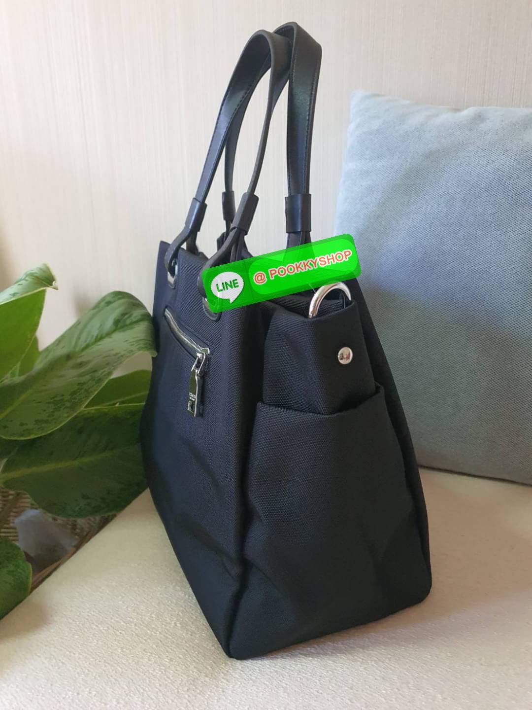 พร้อมส่งรุ่นใหม่ จากแบรนด์ PRADA งานพรีเมี่ยมกิ๊ฟท์จากเคาเตอร์ต่างประเทศค่ะ ทรง Handbag มาพร้อมสายยาว วัสดุทำจากผ้า POLYESTER สามารถกันน้ำได้ ด้านหน้ามีโลโก้แบรนด์ ด้านหลังมีช่องซิป สำหรับใส่ของ เปิดปิดด้วยซิป ภายในมีช่องซิป และช่องใส่ของแบ่ง บุผ้าลายแบรน