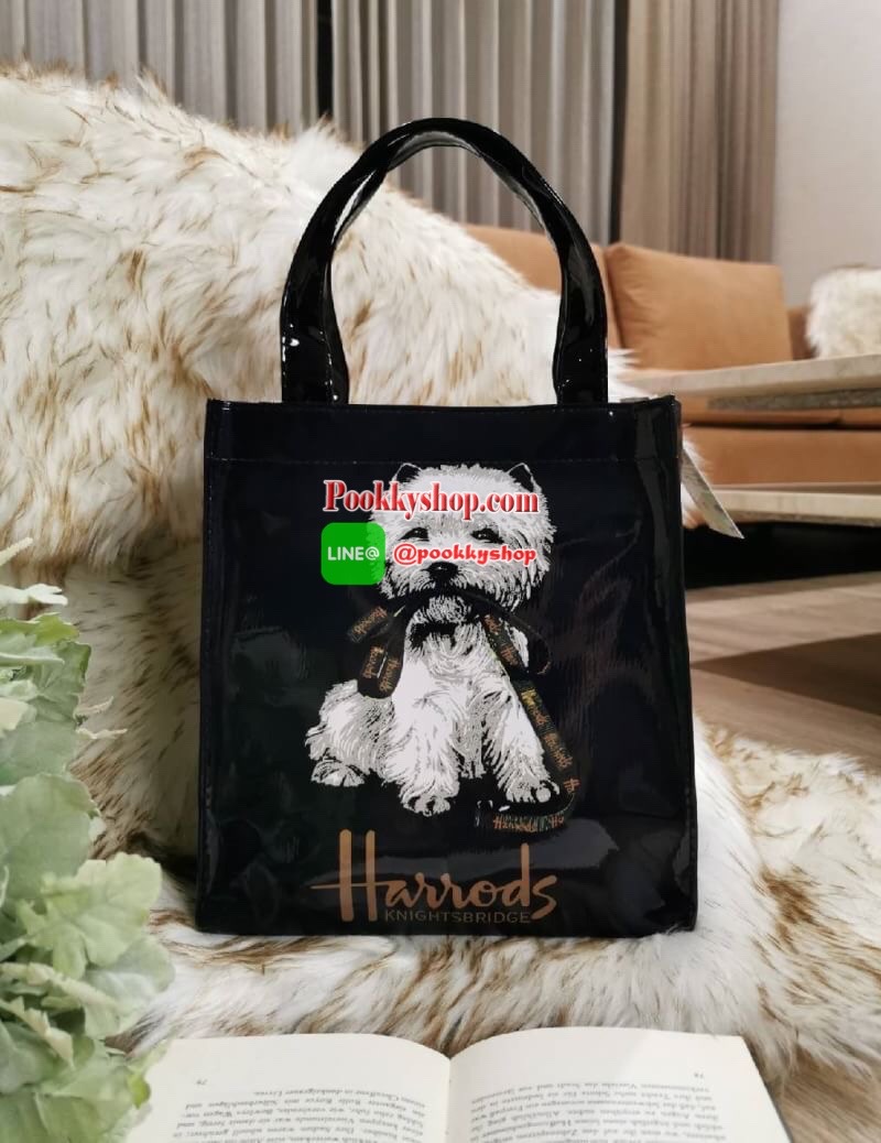 ลายนี้เข้าแล้วนะคะ! พร้อมส่งไอเท็มยอดนิยม! Harrods London Top-handle Shopping Bag กระเป๋า Shopping แบรนด์ดังจากอังกฤษรุ่นยอดนิยมวัสดุ PVC+Polyester 100% ของแท้เนื้อหนาอยู่ทรงกันน้ำ ขนาดกำลังดี น้ำหนักเบา เปิดปิดด้วยซิปสะดวกใช้หัวซิปปั้มโลโก้แบรนด์อะไหล่เง