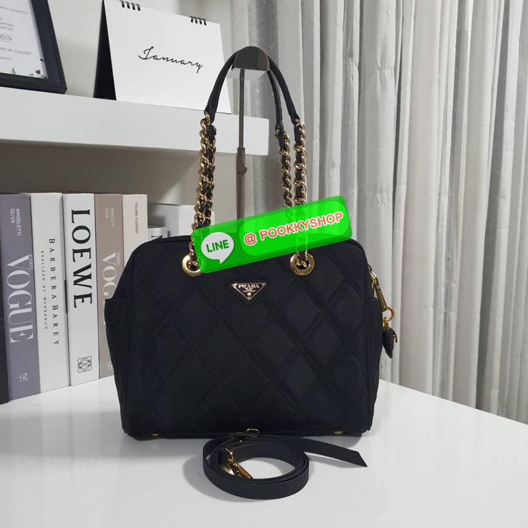 RESTOCK!! รุ่นใหม่มาแรง จากงานพรีเมียมกิ้ฟท์แบรนด์ PRADA ทรงหมอยอดฮิต กลับมาพร้อมส่งอีกครั้ง! วัสดุทำจากผ้า NYLON ลายตาราง อะไหล่ทอง สวยหรูดูดีมากคะ เปิดปิดด้วยซิป ภายในมีช่องแยกใส่ของเป็นสัดส่วน บุผ้าลายแบรนด์อย่างดี จุของได้เยอะ ใส่กระเป๋าสตางค์ยาว ไอแพ