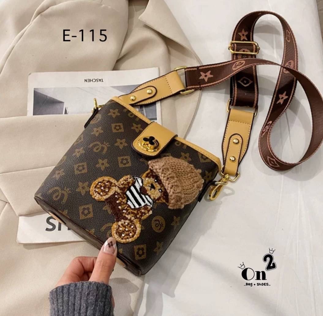 กระเป๋าสะพายแฟชั่นทรง tote งานสไตล์แบรนด์ หนังลายโมโนแกรม หน้าแต่งน้องหมีใส่หมวกน่ารักมากค่ะ ขนาดกำลังดีใช้งานง่าย มาพร้อมสายสะพายยาว