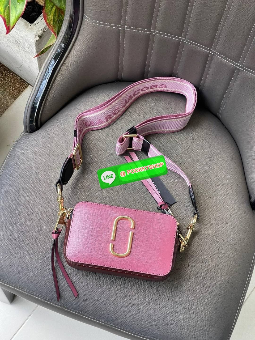 💕 Marc Jacobs Snapshot Bag กระเป๋าแบรนด์ดังจากสัญชาติอเมริกัน นับได้ว่ารุ่นนี้เป็นรุ่นทรงฮิตของ marc jacobs เลยทีเดียว โดยด้านหน้ากระเป๋าจะเป็นโลโก้แบบโลหะที่เป็นสัญลักษณ์ของแบรนด์นี้ มาพร้อมสายสะพายที่จะสะพายยังไงก็ดูโดดเด่น เพราะขนาดใหญ่ที่สกรีน