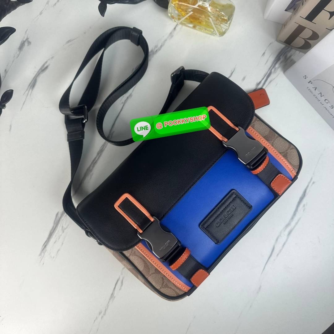 กระเป๋า COACH TRACK CROSSBODY IN COLORBLOCK SIGNATURE CANVAS (COACH C2725) กระเป๋าสะพายใบใหญ่ Unisex ที่เท่ได้ทั้งชายและหญิง วัสดุหนังแท้ หนังนิ่ม สัมผัสมือดีมากๆ เก็บดีเทลด้วยหนังแคนวาสคุณภาพ เนียบคมกริบ อยู่ทรงสวย ขนาดกำลังดี ไม่เล็ก ไม่ใหญ่เกินไป ด้านใ