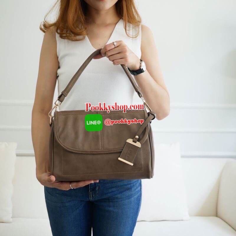 LUXE อีกหนึ่งรุ่นที่ขายดีมากๆ กับช่องการใช้งานที่รับรองว่าถูกใจค่ะ Regular city bag มาพร้อมสายสะพาย 2 เส้น สายสั้นบุนุ่มไหล่ สะพายแล้วไม่ปวด สายยาวปรับระดับได้ มาพร้อมช่องใช้งานที่จัดระเบียบของอย่างดี หนังเป็นทรงตั้งได้