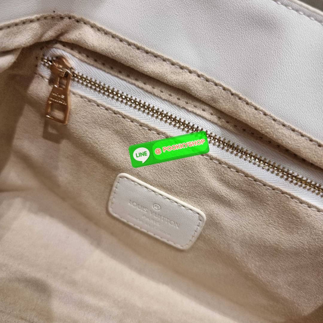 NEW ITEM!! LV CROSSBODY BAG WITH GWP กระเป๋าสะพายข้างพรีเมี่ยมกิ๊ฟ สีสวย คุณหนูสไตล์สุดๆ วัสดุหนังแคนวาส เปิด-ปิดกระเป๋าด้วยกระดุมแม่เหล็ก ภายในเป็นช่องโล่ง มีช่องซิปและช่องแยกให้ ใส่ของใช้สำคัญได้สบายๆ มือถือ พาวเวอร์แบงค์ เครื่องสำอางค์ ของจุกจิกได้หมดจ