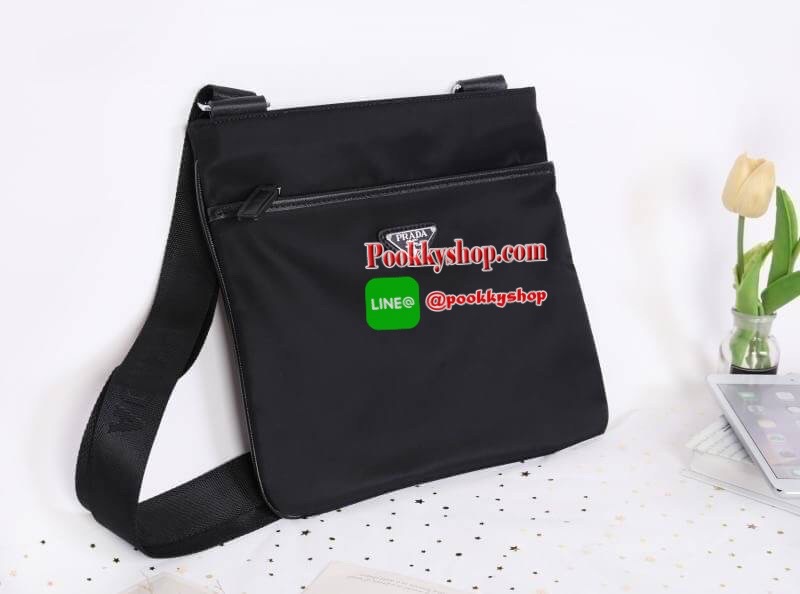 Prada Men's VELA Shoulder Bag ผ้าไนล่อน ตัวกระเป๋าขนาดกำลังดี สีดำด้าน สวยมากๆ ทำงานหรือเรียน เท่ห์และคลาสสิคสุดๆ มีช่องแบ่งเก็บของได้ถึง 3 ช่อง 1ช่องซิปใหญ่ ด้านใน 1 ช่องซิป และช่องใส่ของจุกจิ อีก 1 ช่อง แยกใส่ของเป็นสัดส่วน น้ำหนักเบา จุของคุ้ม สาย