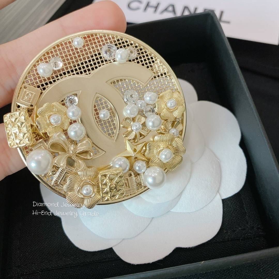 Super Hi-End Quality !!! ((งาน 1:1 เกรดดีที่สุดในท้องตลาด)) Chanel Brooch เข็มกลัดมุกชาแนล งานไฮเอน 1:1 ค่ะ ชนช็อปเป๊ะๆ หรูหราไฮโซ ดูดี งานสวยมากกกกกทุกแบบคะ ซื้อไปไม่ผิดหวังแน่นอนคะ กลัดเพิ่มมูลค่าชุดเก่งได้เยอะเลยจ้า