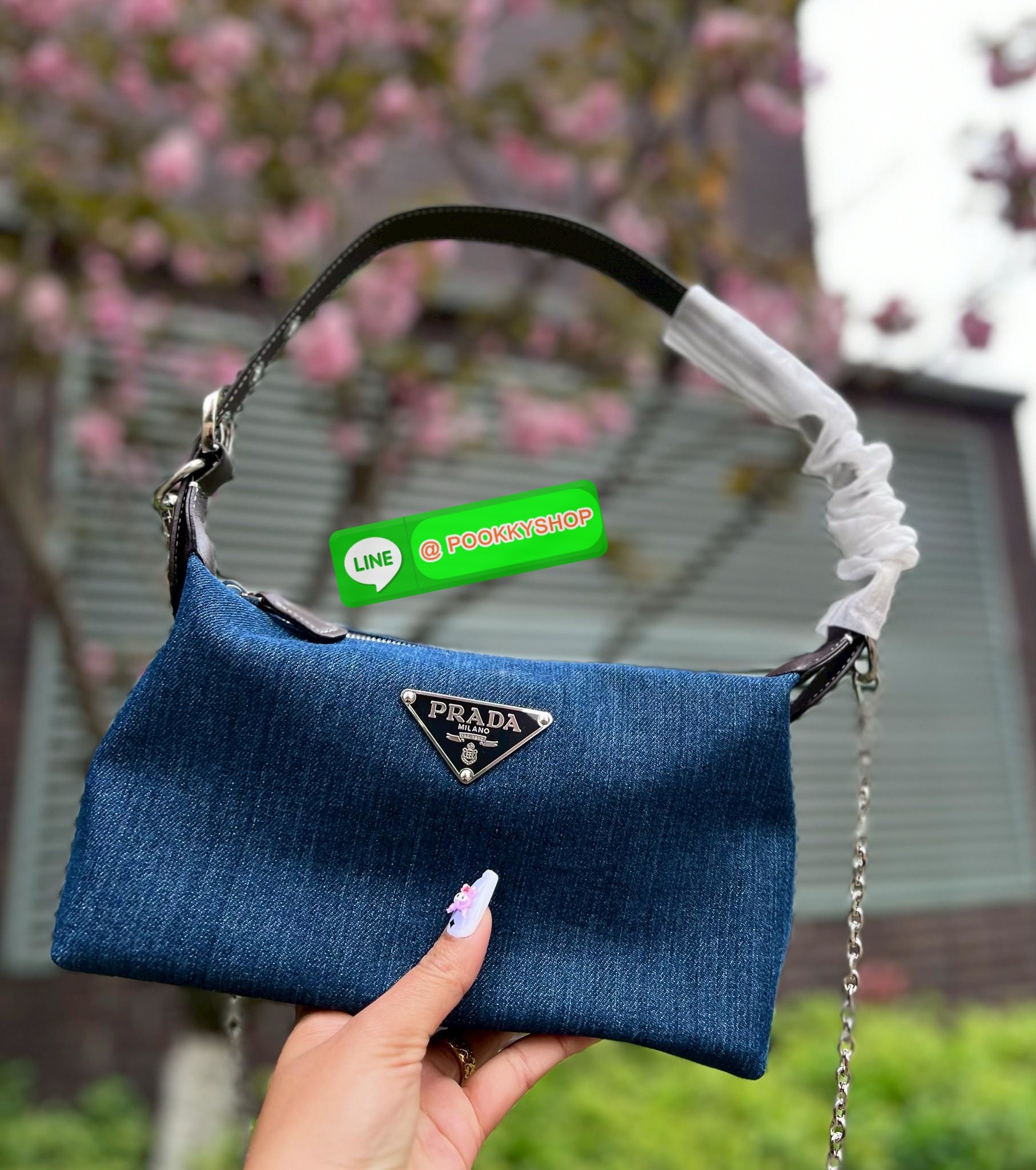 **สินค้าเข้าใหม่** ทางนี้ค่าาสาวๆ สวยเกินจะห้ามใจไหว! NEW IN! PRADA HOBO HANDBAG//SHOULDER DENIM BAG 🔖พร้อมส่งา แม่ค้าเองก็จับไม่วางแล้ว1ค่าา สวยจริงๆ กับPrada denim วัสดุยีนส์หนานิ่มตัดขอบหนังอย่างดี ทรงสวยมากๆค่ะ หูหิ้วสายหนังในตัว คล้องไหล่ได้