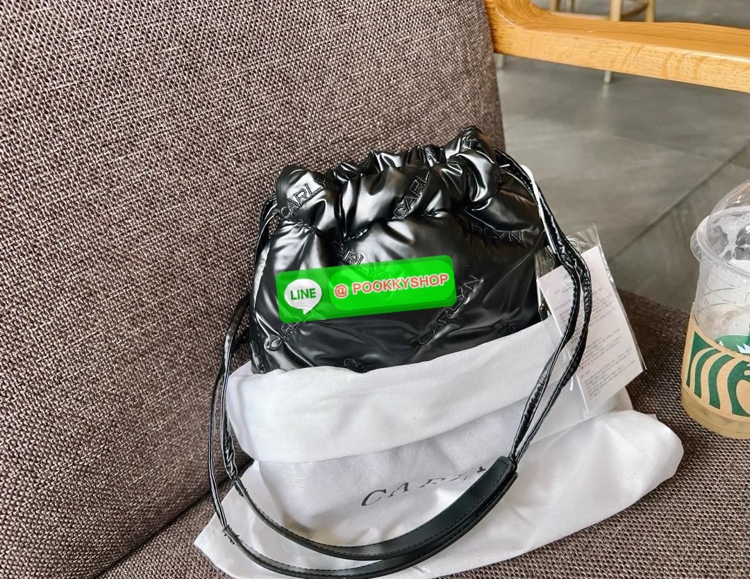 CARLYN TWEE MINI BAG #ไม่มินิตามชื่อจ้าา😘 💌พร้อมส่ง!สวยฉ่ำๆทุกสี ไม่มีไม่ได้แล้วจ้าา📌 ✔️กระเป๋าวัสดุไนล่อนอย่างดี นิ่มฟู ปักลายแบรนด์อันเป็นสัญลักษณ์ของรุ่นทั้งใบสวยงามค่ะ