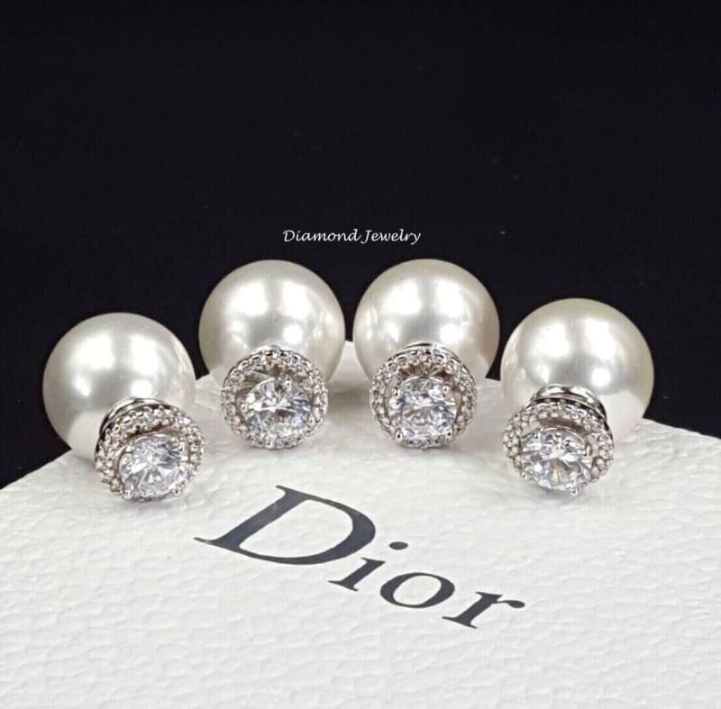 Best Seller!!!!! Christian Dior Earring Style ต่างหูมุกงานจิว งานอย่างดีค่ะ รับรองสวยมากงานคุณภาพสุดๆ เรียบหรูดูดีมากๆ มุกสวย เป็นมุกสีขาวทำจากเปลือกหอยนะคะ รับประกันความสวย รับประกันความพอใจเลยค่ะ ตัวเสียบแน่นไม่หลุดง่ายค่ะ