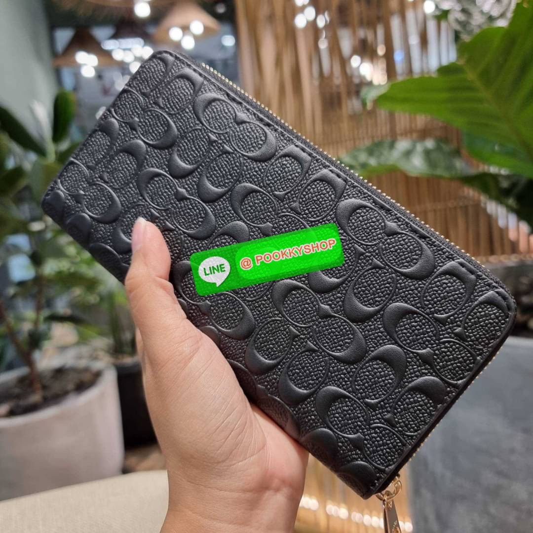 COACH C7360 LONG ZIP AROUND WALLET IN SIGNATURE LEATHER พร้อมเสิร์ฟความเลิศหรู ไม่ต้องรอพรีฯ ใหม่ล่าสุด กระเป๋าสตางค์ใบยาวกึ่งคล้องมือ สีคลาสสิค ขายดี ถือใช้คือขับผิวสุด!! วัสดุหนังแท้ปั๊มลายนูนสวยคม มาพร้อมสายคล้องมือ ถอดออกได้ ภายในใส่บัตรได้เยอะ มีช่อง