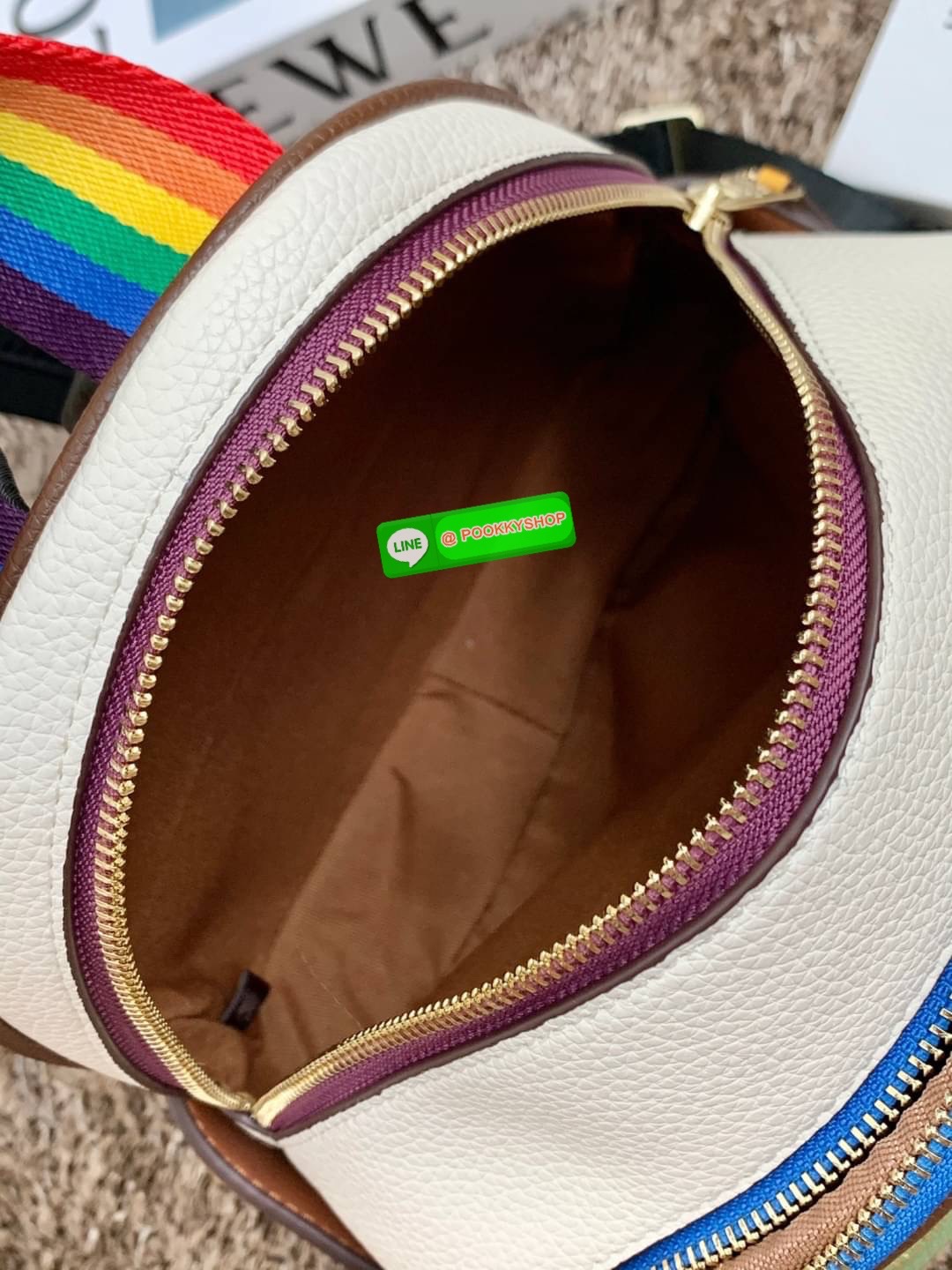 COACH MINI COURT BACKPACK WITH RAINBOW COACH ((CA624)) 🌈ต่อกันเลย สวยกันก่อน วางน้องไม่ลงเลยจริงๆค่าา😍 พร้อมส่ง! ยังไม่เข้าไทย กับกระเป๋าสะพายหลังแบบมีหูหิ้วในตัว บอกก่อนเลยว่าหนังของน้องทั้งนิ่ม ทั้งสวย อย่างดีเลยค่ะ