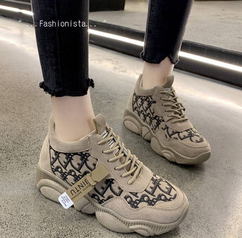 ITEM SO HOT !!!! สินค้ามาแรงงง พร้อมส่งอีกครั้งตามคำขอ... แฟชั่นเกร๋ๆอินเทรนด์ฮิต ชิคๆคูลๆด้วยพื้นแต่งลายหน้าหมีมอส TOY ใส่ประทับรอยเท้าไปทางไหนก็น่าร๊ากกก วัสดุคุณภาพดีเนื้อผ้าใบบุฟูนุ่ม สกรีนลายสไตล์แบรนด์เนม ตกแต่งด้วยหนังกำมะหยี่เพิ่มความหรู สวมใส่สบา