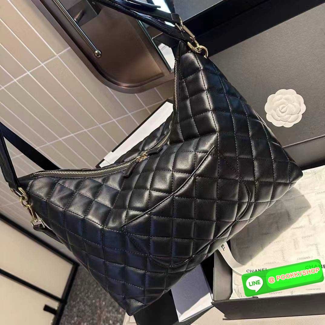 Chanel Maxi Hobo Bag 23B กระเป๋าสะพายทรงโฮโบใบใหญ่ จุของได้เยอะ ดีไซน์ใหม่ ตัวแม่ตัวมัมต้องมีแล้วนะคะ งานหนังเต็มใบสวยหรูดูแพง เรียบแต่หรู ต้องใบนี้เลยค่ะ ใช้ได้กับทุกลุค ทุกโอกาส ภายในโล่งกว้างมาก ใส่ของสำคัญได้ครบแน่นอนจ้า