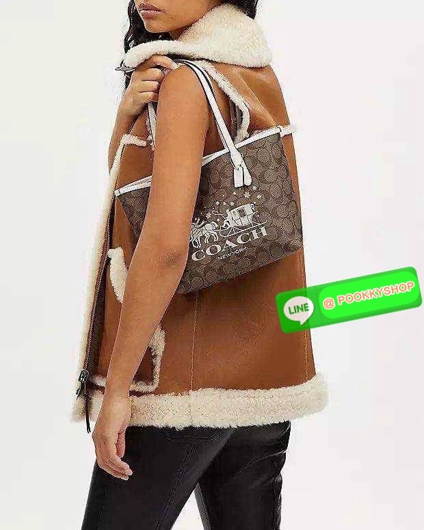 COACH CN183 MINI CITY TOTE IN SIGNATURE CANVAS WITH HORSE AND SLEIGH 🔆 Details รุ่นขายดี กับดีไซน์ใหม่ต้อนรับเทศกาลคริสต์มาสและปีใหม่ กระเป๋าทรงโท้ท ไซส์มินิ น่ารักน่าใช้แบบสุดๆ กะทัดรัด พกพาสะดวก ภายในโล่งกว้าง